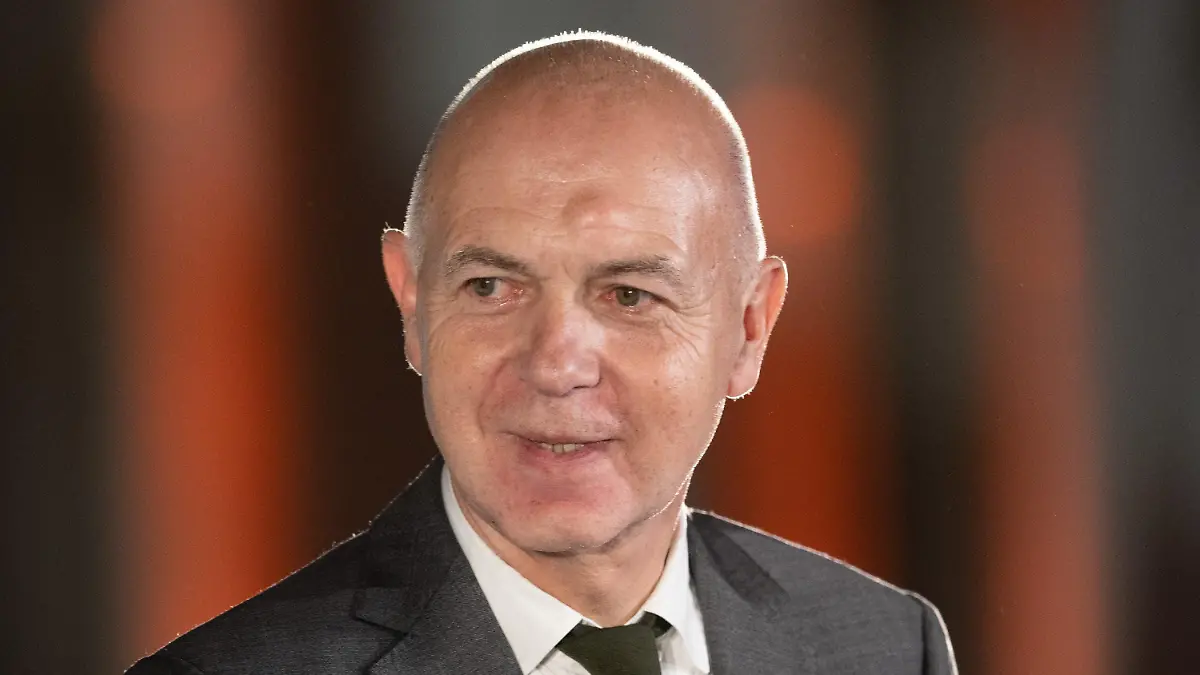 ARCHIV - 07.11.2022, Sachsen, Dresden: Bernd Neuendorf, Präsident des Deutschen Fußball-Bundes, steht während der Verleihung des Julius Hirsch Preises im Lichthof des Albertinum auf der Bühne. Mit der Stiftung des Julius Hirsch Preises erinnert der DFB seit 2005 jährlich an die jüdischen Opfer des nationalsozialistischen Unrechtsstaates. (zu dpa: «Wahl zum FIFA-Präsidenten: DFB verzichtet auf eigenen Kandidaten») Foto: Sebastian Kahnert/dpa +++ dpa-Bildfunk +++