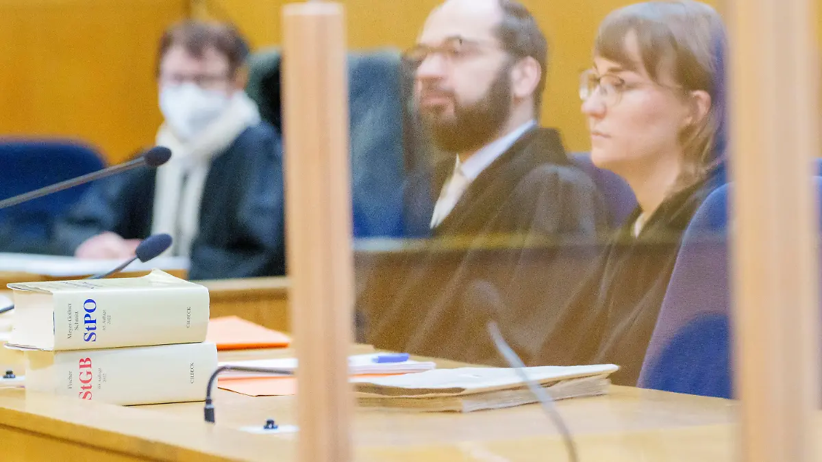 Sinan Akdogan, Staatsanwalt, und Patricia Neudeck, Staatsanwältin, sitzen auf ihren Plätzen. Fortsetzung im Prozess um die "NSU 2.0"-Drohschreiben. In dem Prozess muss sich ein Mann aus Berlin wegen Beleidigung, Bedrohung und Nötigung verantworten. Er ist der mutmaßliche Verfasser der NSU 2.0-Drohschreiben gegen Politikerinnen, Rechtsanwälte und Personen des öffentlichen Lebens.