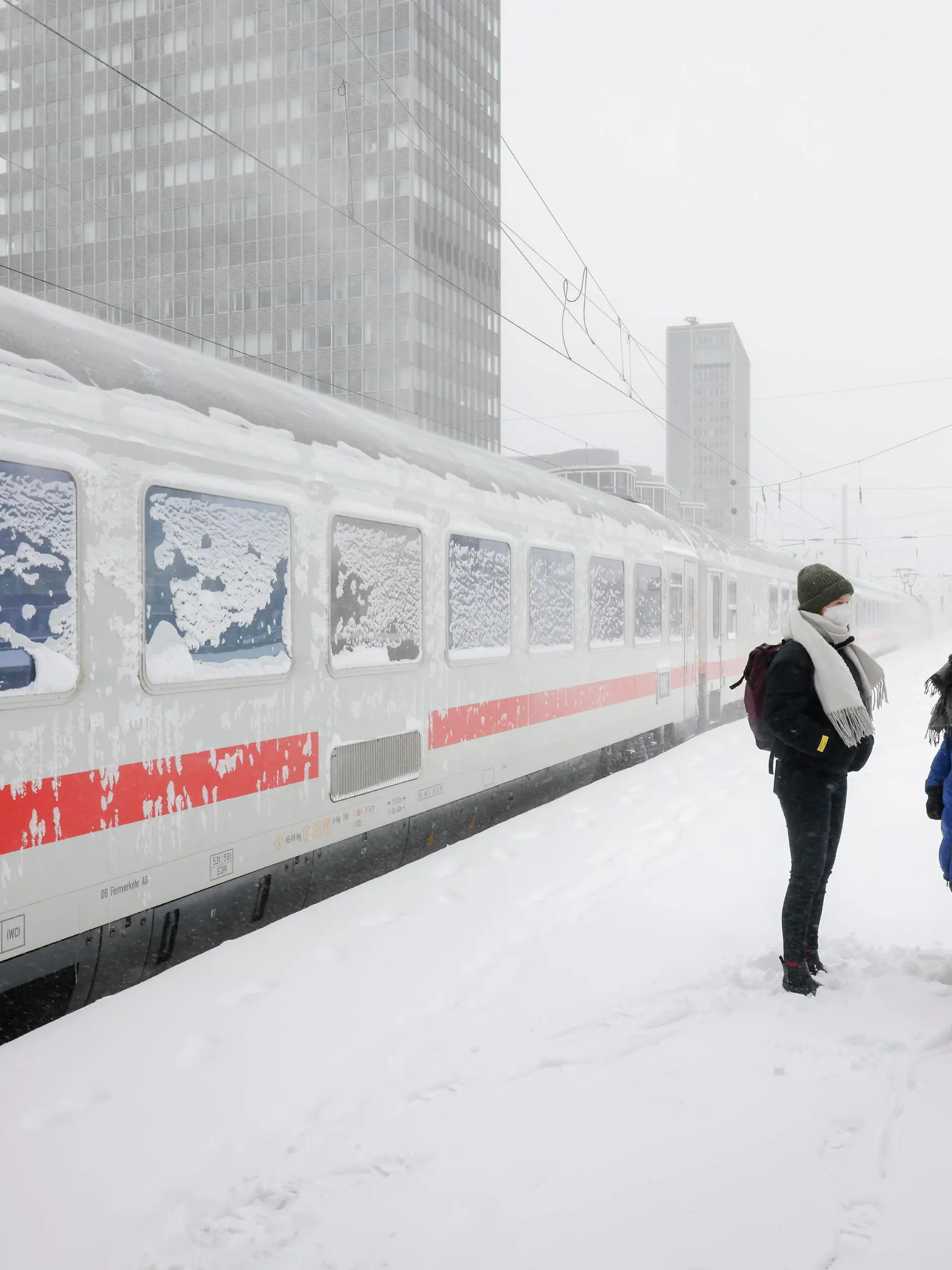  Essen, Nordrhein-Westfalen, Deutschland - Wintereinbruch im Ruhrgebiet, Bahnhof Essen, wegen Eis und Schnee haben viele Züge Verspätung oder fallen aus, Fahrgäste warten auf Zug. Essen Nordrhein-Westfalen Deutschland *** Essen, North Rhine Westphalia, Germany Winter onset in the Ruhr area, train station Essen, because of ice and snow many trains are delayed or cancelled, passengers waiting for train Essen North Rhine Westphalia Germany