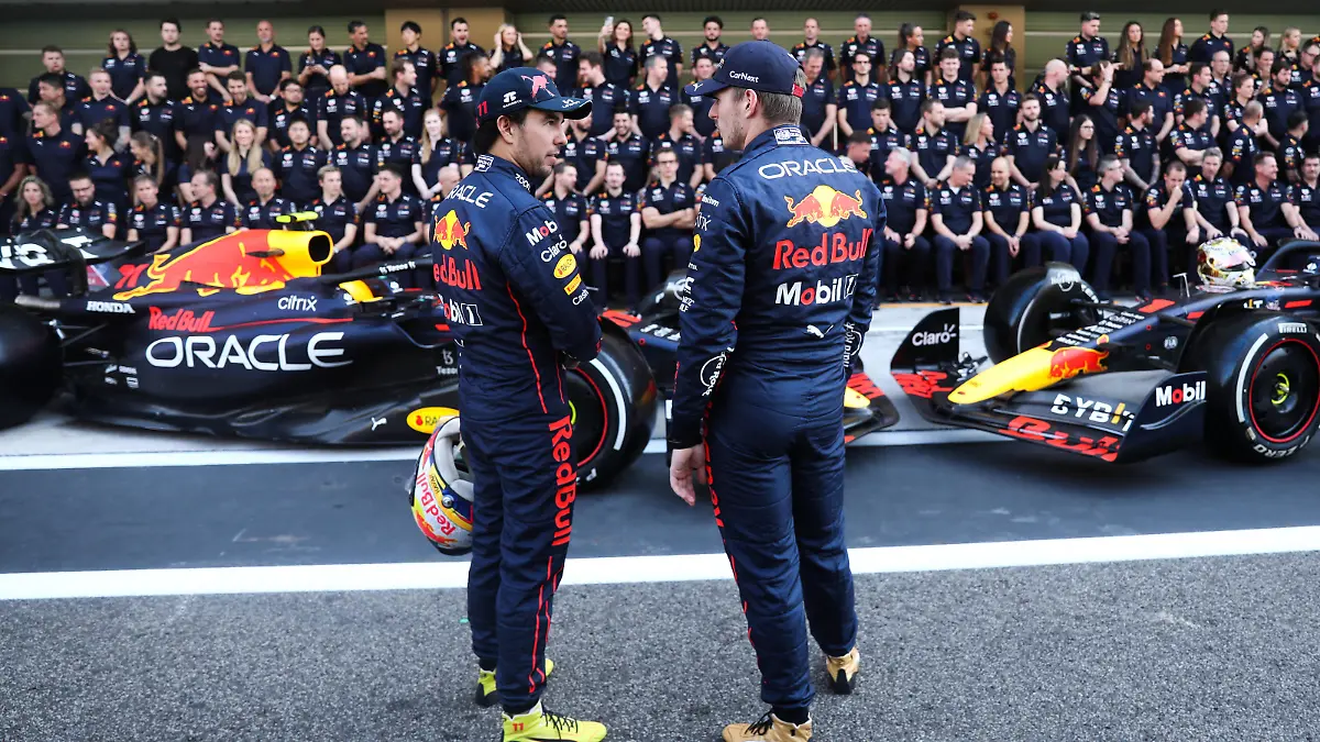  F1 Abu Dhabi Grand Prix Previews Sergio Perez and Max Verstappen of Red Bull Racing before the Formula 1 Abu Dhabi Grand Prix at Yas Marina Circuit in Abu Dhabi, United Arab Emirates on November 17, 2022. Abu Dhabi United Arab Emirates PUBLICATIONxNOTxINxFRA Copyright: xJakubxPorzyckix originalFilename:porzycki-f1abudha221117_np2Ca.jpg