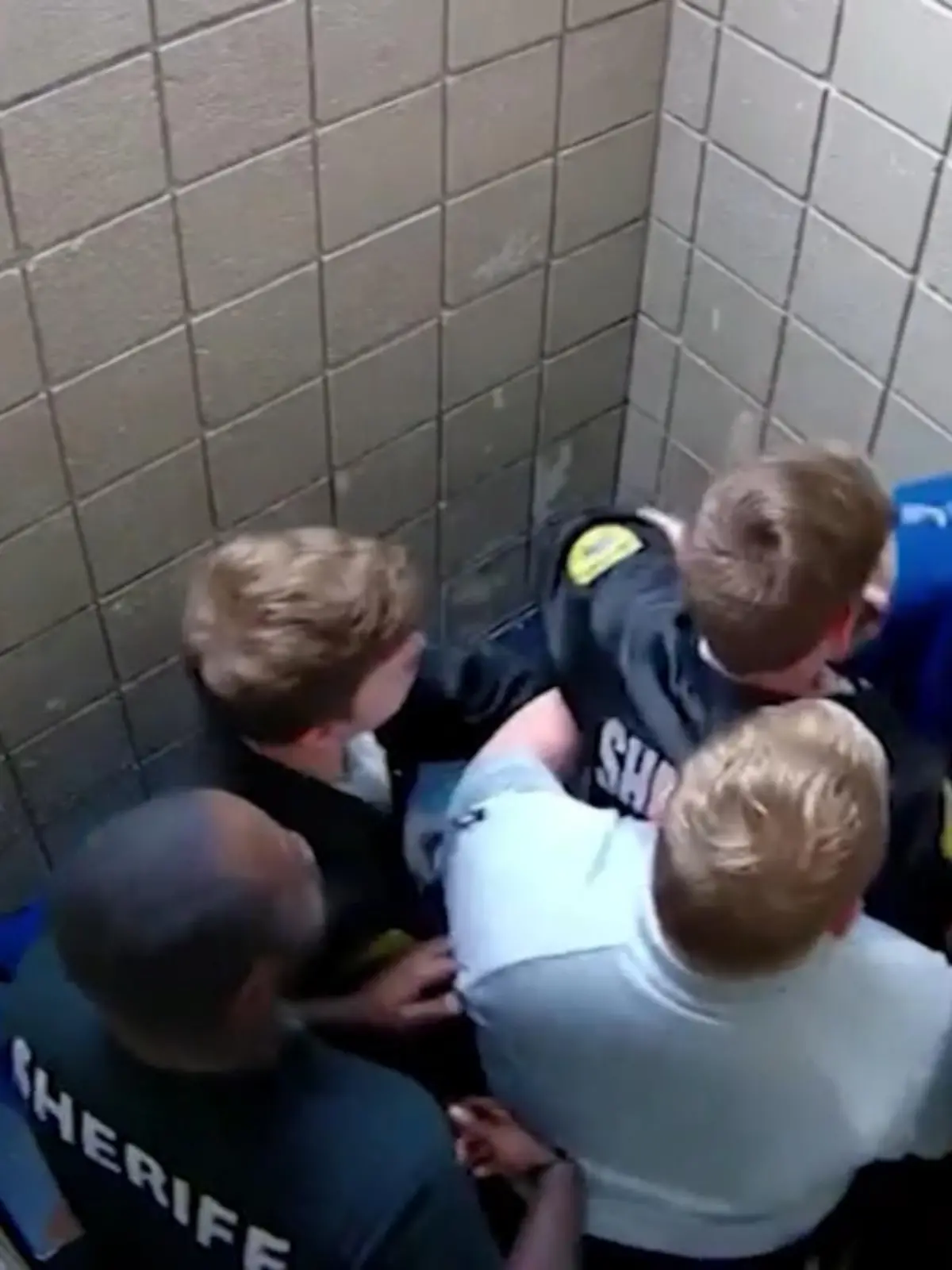 Insgesamt fünf Polizisten schlagen brutal auf den 41-jährigen Garret Hobbs ein. Sie zerren ihn aus seiner Zelle auf den Gang und werfen ihn zu Boden. Warum, das ist noch unklar und soll nun eine interne Ermittlung herausfinden.
