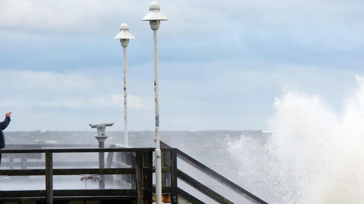 Eine Welle peitscht am 05.10.2016 über die Seebrücke des Seebades Zinnowitz auf der Insel Usedom (Mecklenburg-Vorpommern). Das Bundesamt für Seeschifffahrt und Hydrographie hat am selben Tag für die Ostseeküste eine Sturmflutwarnung herausgegeben. Nach den Prognosen werden Wasserstände von bis zu 1,10 Meter über dem mittleren Wasserstand erwartet. Foto: Stefan Sauer/dpa |