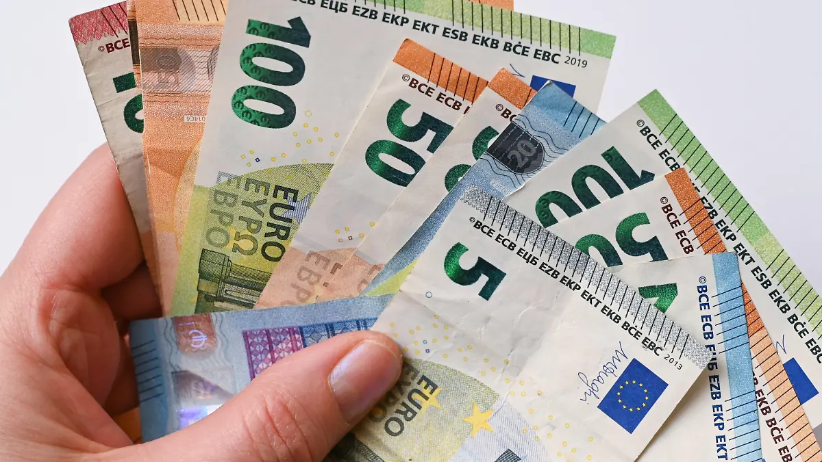 ARCHIV - 17.03.2021, Brandenburg, Sieversdorf: ILLUSTRATION: Eine Frau hält Eurobanknoten in ihren Händen (gestellte Aufnahme). (zu dpa «Studie: Leistungsprämien fördern aggressives Verhalten im Job») Foto: Patrick Pleul/dpa-Zentralbild/dpa +++ dpa-Bildfunk +++