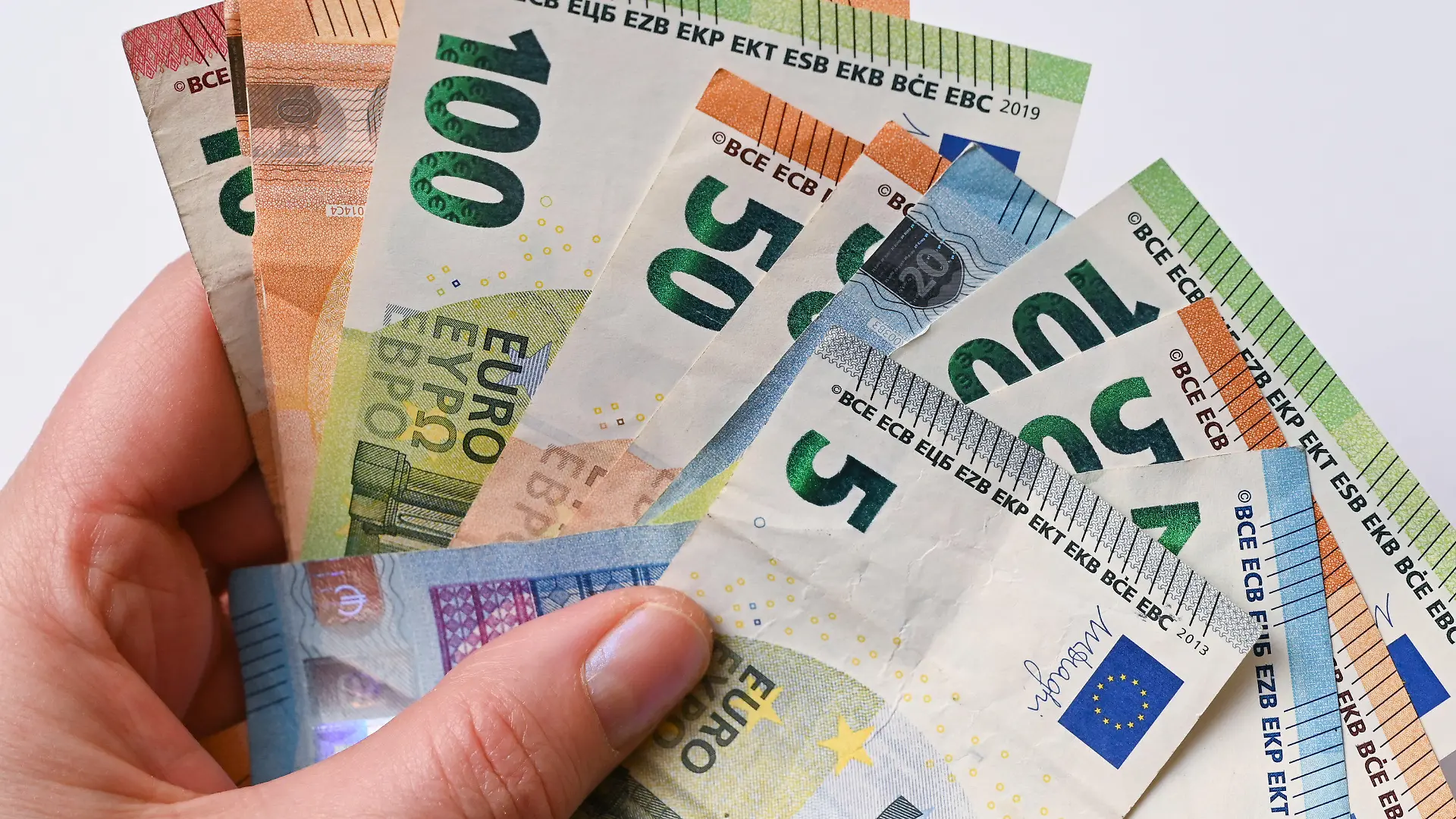 ARCHIV - 17.03.2021, Brandenburg, Sieversdorf: ILLUSTRATION: Eine Frau hält Eurobanknoten in ihren Händen (gestellte Aufnahme). (zu dpa «Studie: Leistungsprämien fördern aggressives Verhalten im Job») Foto: Patrick Pleul/dpa-Zentralbild/dpa +++ dpa-Bildfunk +++