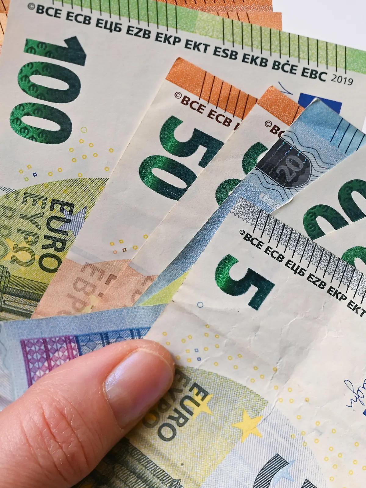 ARCHIV - 17.03.2021, Brandenburg, Sieversdorf: ILLUSTRATION: Eine Frau hält Eurobanknoten in ihren Händen (gestellte Aufnahme). (zu dpa «Studie: Leistungsprämien fördern aggressives Verhalten im Job») Foto: Patrick Pleul/dpa-Zentralbild/dpa +++ dpa-Bildfunk +++