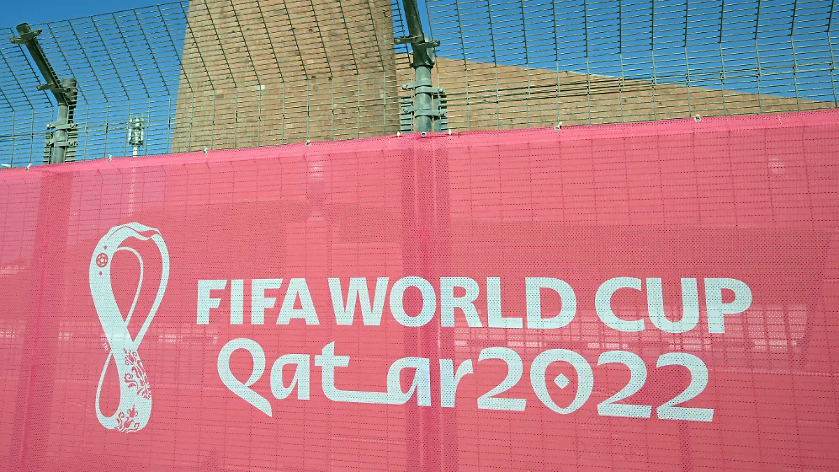 16.11.2022, Katar, Shamal: «Fifa World Cup» steht auf einem Zaun vor dem Al Shamal-Stadion. Die deutsche Nationalmannschaft wird in diesem Stadion während der Fußball-Weltmeisterschaft 2022 in Katar trainieren. Foto: Federico Gambarini/dpa +++ dpa-Bildfunk +++