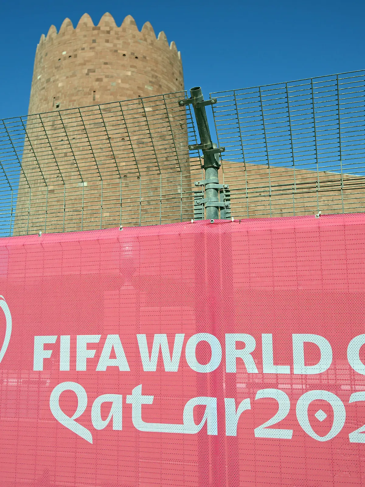 16.11.2022, Katar, Shamal: «Fifa World Cup» steht auf einem Zaun vor dem Al Shamal-Stadion. Die deutsche Nationalmannschaft wird in diesem Stadion während der Fußball-Weltmeisterschaft 2022 in Katar trainieren. Foto: Federico Gambarini/dpa +++ dpa-Bildfunk +++