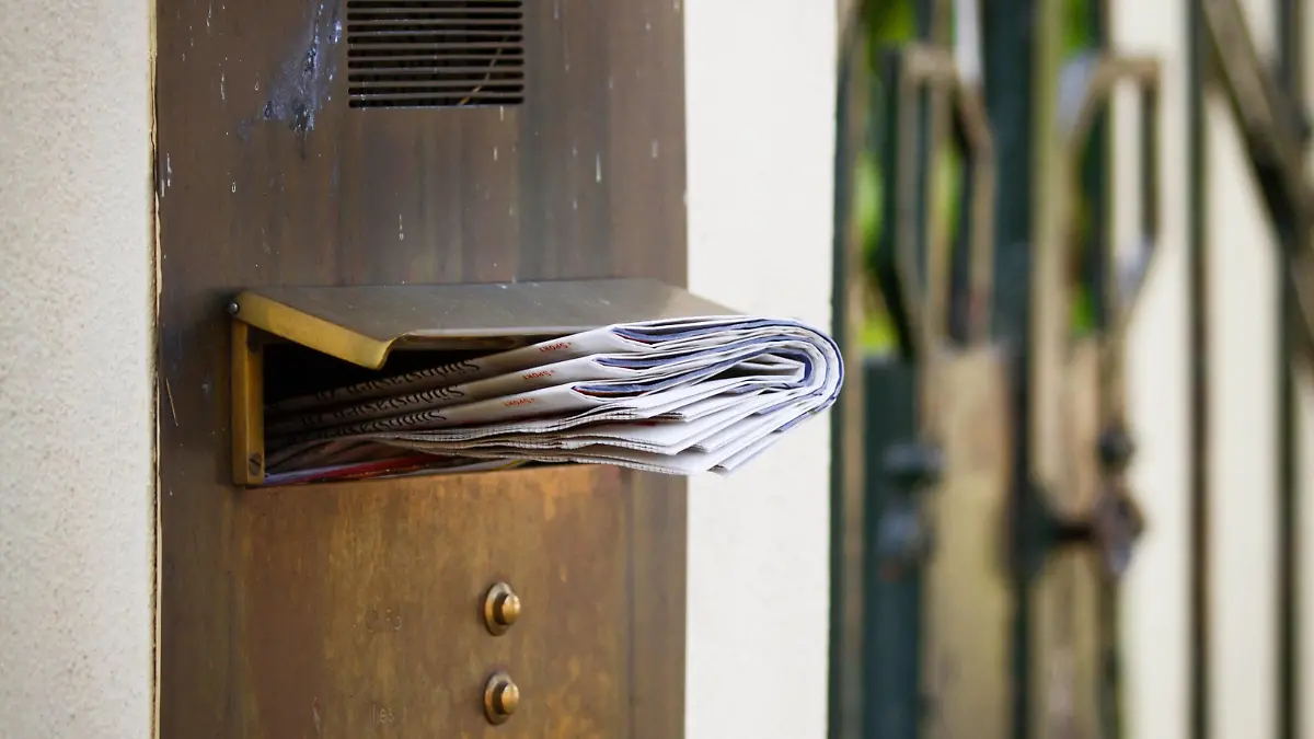 nobler Briefkasten mit frischer Post