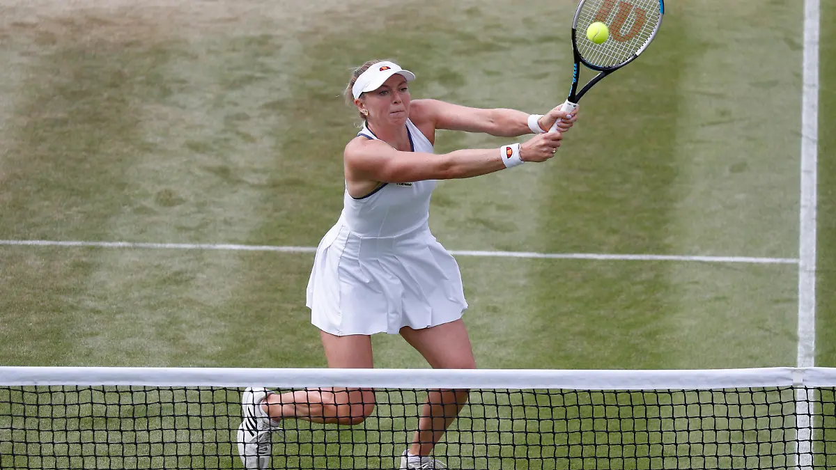 5th July 2022, All England Lawn Tennis and Croquet Club, London, England; Wimbledon Tennis tournament; Alicia Barnett (GBR) plays a backhand to Matthew Ebden (AUS) / action press