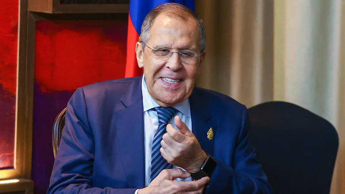 15.11.2022, Indonesien, Nusa Dua: Auf diesem vom Pressedienst des russischen Außenministeriums veröffentlichten Handout-Foto lächelt der russische Außenminister Sergej Lawrow, während eines Treffens  mit dem Generalsekretär der Vereinten Nationen Guterres am Rande des G20-Gipfels. Foto: Uncredited/Russian Foreign Ministry Press Service/dpa +++ dpa-Bildfunk +++