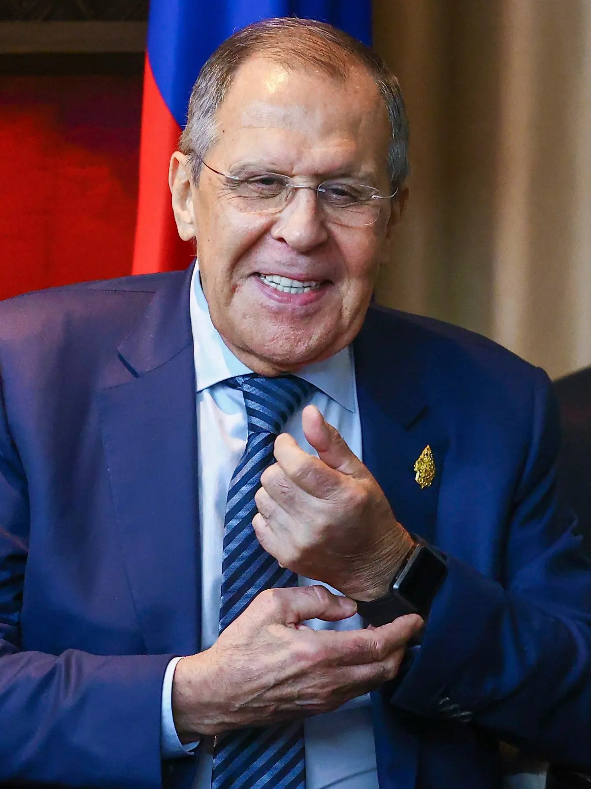 15.11.2022, Indonesien, Nusa Dua: Auf diesem vom Pressedienst des russischen Außenministeriums veröffentlichten Handout-Foto lächelt der russische Außenminister Sergej Lawrow, während eines Treffens  mit dem Generalsekretär der Vereinten Nationen Guterres am Rande des G20-Gipfels. Foto: Uncredited/Russian Foreign Ministry Press Service/dpa +++ dpa-Bildfunk +++
