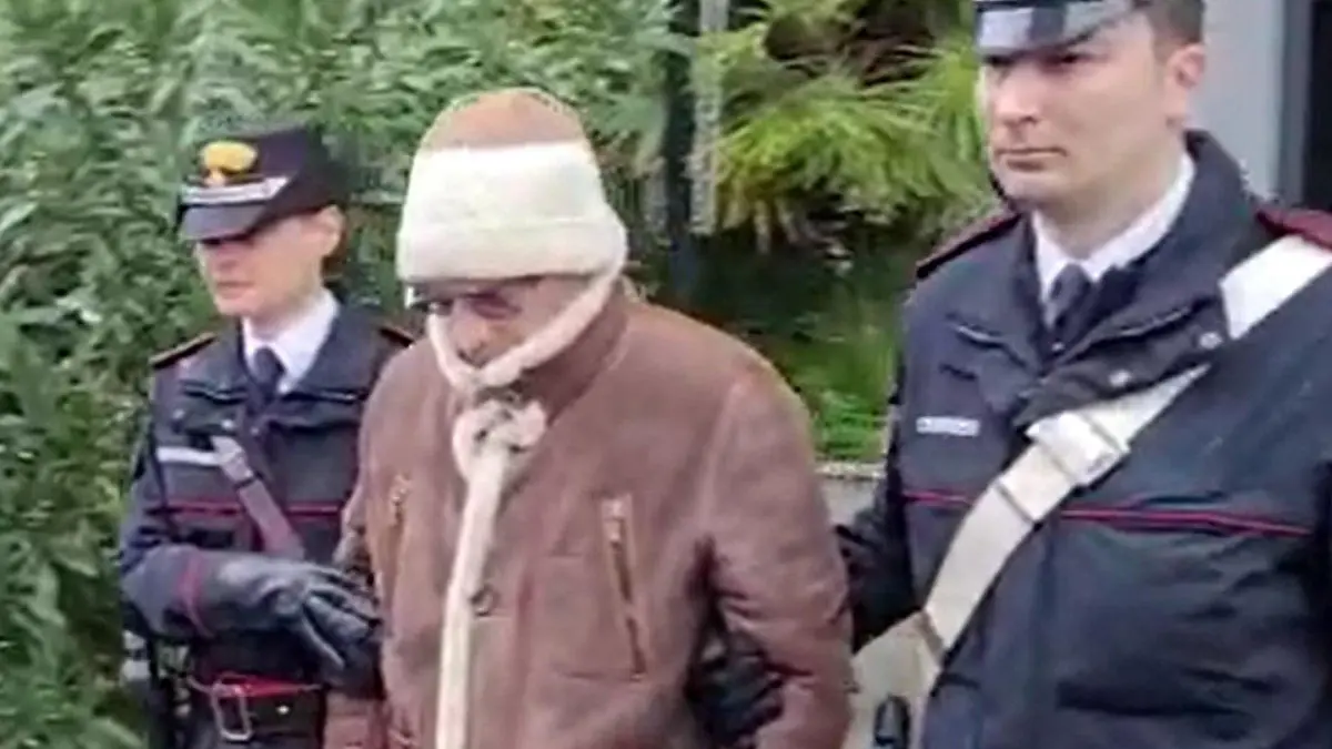 ARCHIV - 16.01.2023, Italien, Palermo: Das Standbild aus einem Polizeivideo zeigt Matteo Messina Denaro (M), Chef der sizilianischen Cosa Nostra, der nach seiner Festnahme von der Polizei begleitet wird. (Wiederholung mit verändertem Bildausschnitt) Foto: -/Comando Generale Carabinieri /dpa - ACHTUNG: Nur zur redaktionellen Verwendung im Zusammenhang mit der aktuellen Berichterstattung und nur mit vollständiger Nennung des vorstehenden Credits +++ dpa-Bildfunk +++
