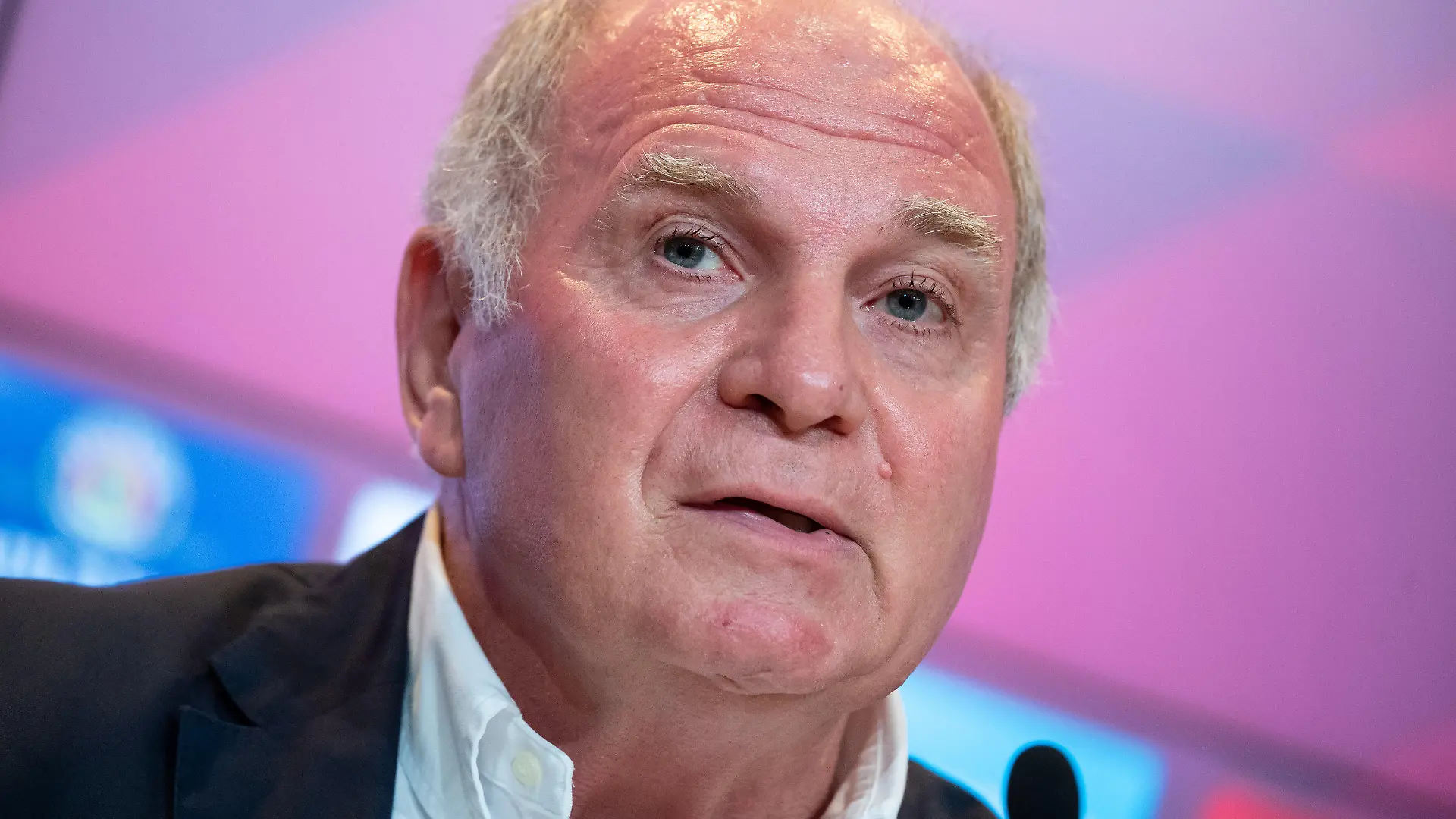 30.08.2019, Bayern, München: Uli Hoeneß, Ehrenpräsident des FC Bayern München, nimmt an einer Pressekonferenz seines Vereins teil. Hoeneß hat erneut den Deutschen Fußball-Bund scharf kritisiert. (zu dpa: «Hoeneß attackiert DFB: «Nur ein streitender Haufen»») (zu dpa: «Stimmungsdämpfer durch Musiala-Ausfall - «Müssen sofort in die Spur»») Foto: Sven Hoppe/dpa +++ dpa-Bildfunk +++