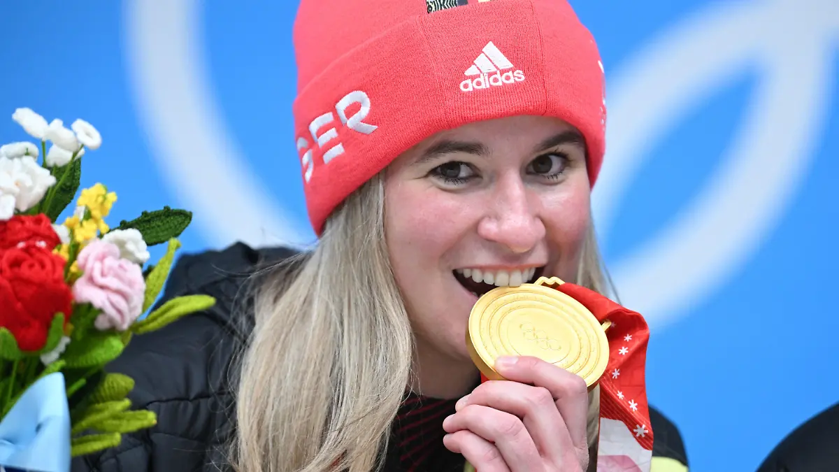 ACHTUNG: SPERRFRIST 24. SEPTEMBER 23:01 UHR. - ARCHIV - 10.02.2022, China, Yanqing: Olympia, Rodeln, Staffel, Mixed, im National Sliding Centre, Siegerehrung, Natalie Geisenberger aus Deutschland feiert mit ihrer Goldmedaille. Die sechsmalige Rodel-Olympiasiegerin Natalie Geisenberger beendet ihre Karriere.(zu dpa "Sechsmalige Rodel-Olympiasiegerin Geisenberger beendet Karriere") Foto: Robert Michael/dpa-Zentralbild/dpa +++ dpa-Bildfunk +++