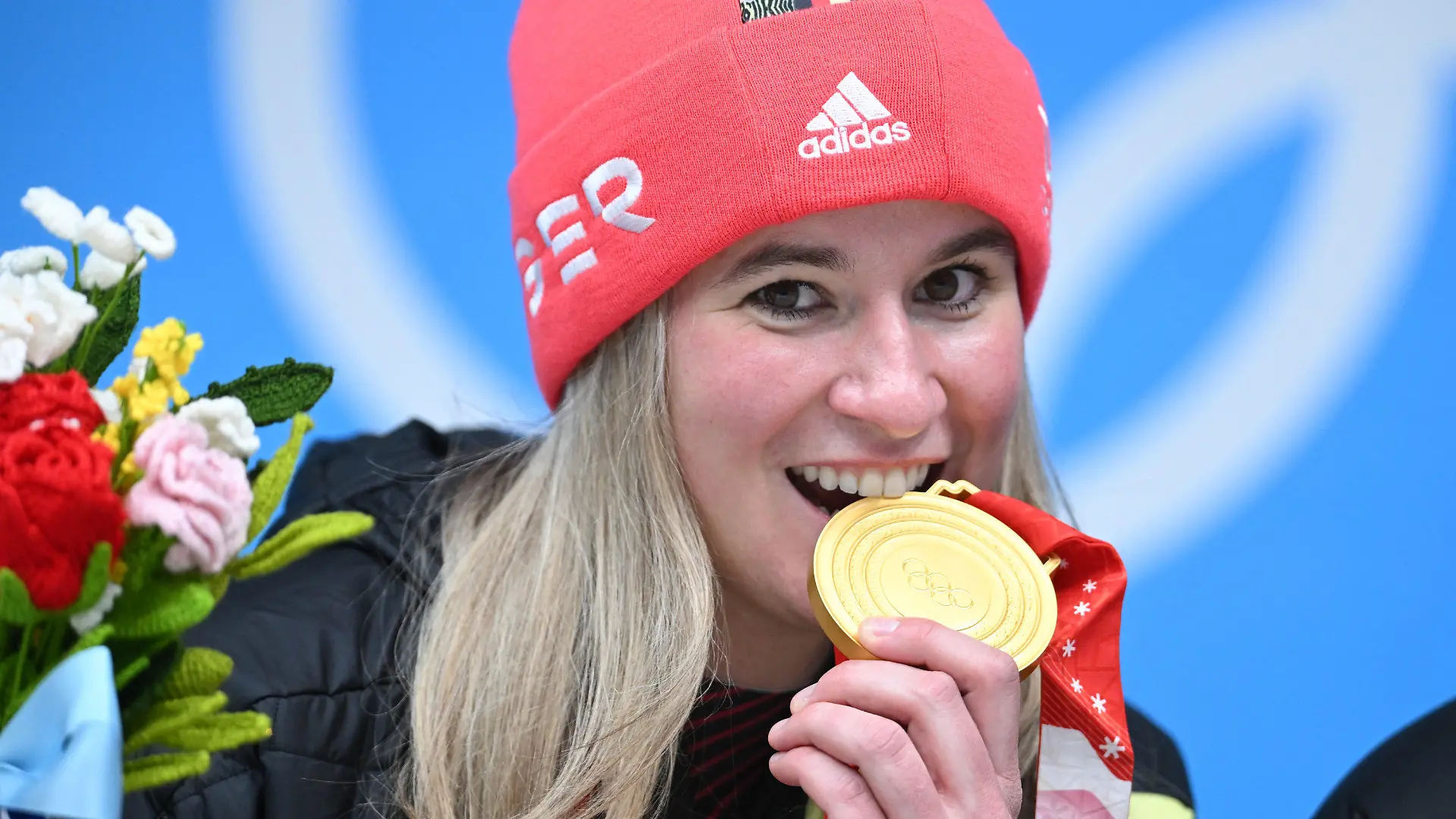 ACHTUNG: SPERRFRIST 24. SEPTEMBER 23:01 UHR. - ARCHIV - 10.02.2022, China, Yanqing: Olympia, Rodeln, Staffel, Mixed, im National Sliding Centre, Siegerehrung, Natalie Geisenberger aus Deutschland feiert mit ihrer Goldmedaille. Die sechsmalige Rodel-Olympiasiegerin Natalie Geisenberger beendet ihre Karriere.(zu dpa "Sechsmalige Rodel-Olympiasiegerin Geisenberger beendet Karriere") Foto: Robert Michael/dpa-Zentralbild/dpa +++ dpa-Bildfunk +++