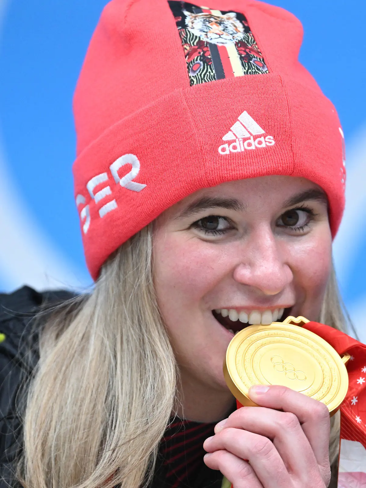 ACHTUNG: SPERRFRIST 24. SEPTEMBER 23:01 UHR.  - ARCHIV - 10.02.2022, China, Yanqing: Olympia, Rodeln, Staffel, Mixed, im National Sliding Centre, Siegerehrung, Natalie Geisenberger aus Deutschland feiert mit ihrer Goldmedaille. Die sechsmalige Rodel-Olympiasiegerin Natalie Geisenberger beendet ihre Karriere.(zu dpa "Sechsmalige Rodel-Olympiasiegerin Geisenberger beendet Karriere") Foto: Robert Michael/dpa-Zentralbild/dpa +++ dpa-Bildfunk +++