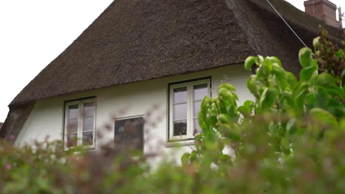 In einem Luxushotel auf Sylt bewirbt sich der Italiener und arbeitet als Masseur und Fitnesstrainer.