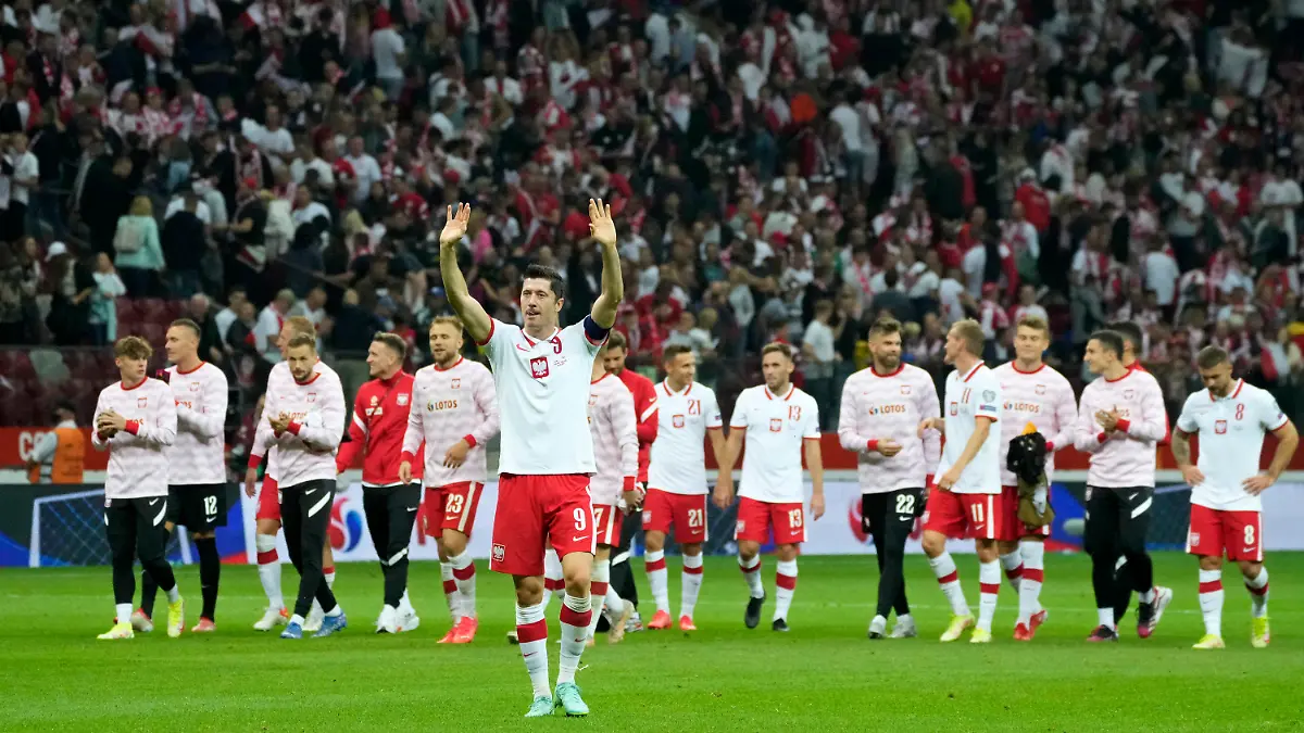 ARCHIV - 08.09.2021, Polen, Warschau: Fußball: Polens Robert Lewandowski (zu dpa: «WM-Generalprobe für Lewandowski und Polen: Ein guter Test») Foto: Czarek Sokolowski/AP/dpa +++ dpa-Bildfunk +++