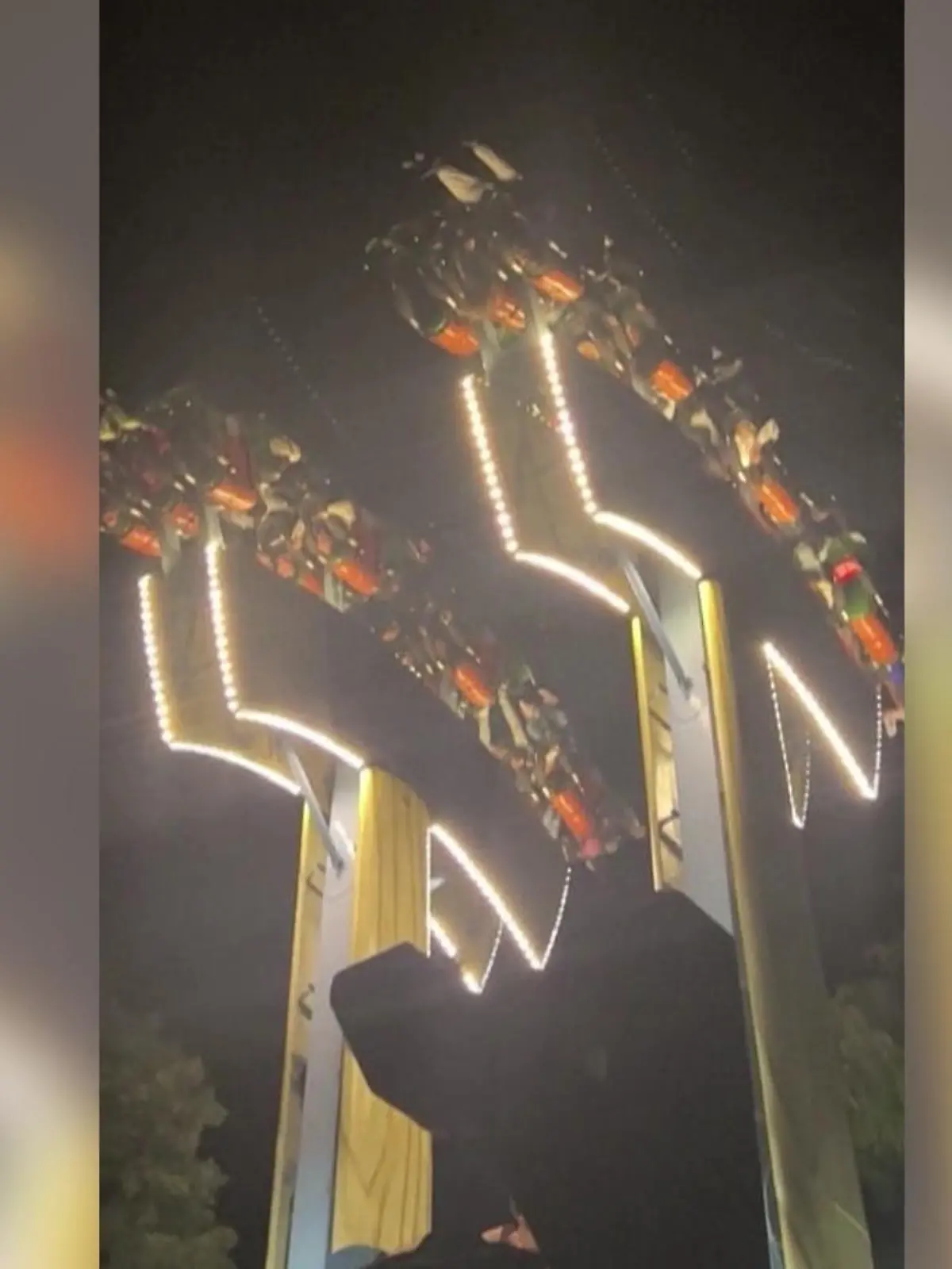 Horrorminuten in einem einem kanadischen Freizeitpark. Eine halbe Stunde stecken sie kopfüber in einem Fahrgeschäft. Nichts bewegt sich mehr vorwärts oder rückwärts. Welche Folgen das am Ende für die Menschen und den Park hat, sehen Sie im Video.