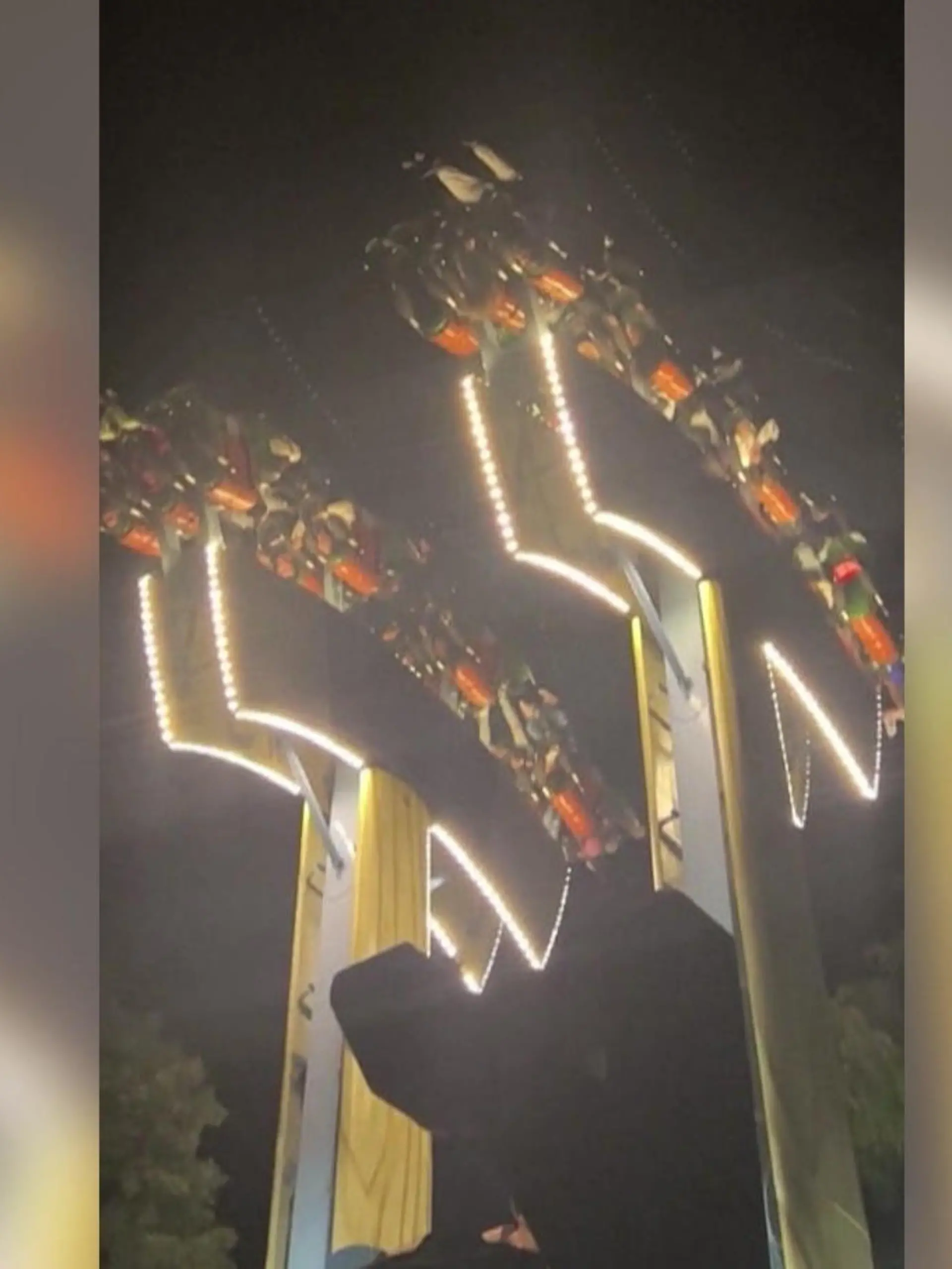 Horrorminuten in einem einem kanadischen Freizeitpark. Eine halbe Stunde stecken sie kopfüber in einem Fahrgeschäft. Nichts bewegt sich mehr vorwärts oder rückwärts. Welche Folgen das am Ende für die Menschen und den Park hat, sehen Sie im Video.