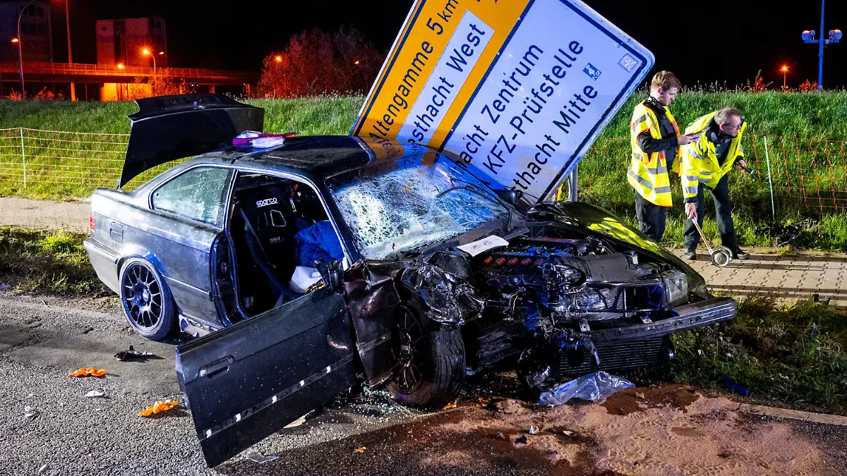 15.11.2022, Schleswig-Holstein, Geesthacht: Ein Autowrack steht nach einem Verkehrsunfall auf der Straße. Bei dem Zusammenstoß zwischen zwei Fahrzeugen ist ein Mensch ums Leben gekommen, drei weitere wurden verletzt. Foto: Daniel Bockwoldt/dpa +++ dpa-Bildfunk +++
