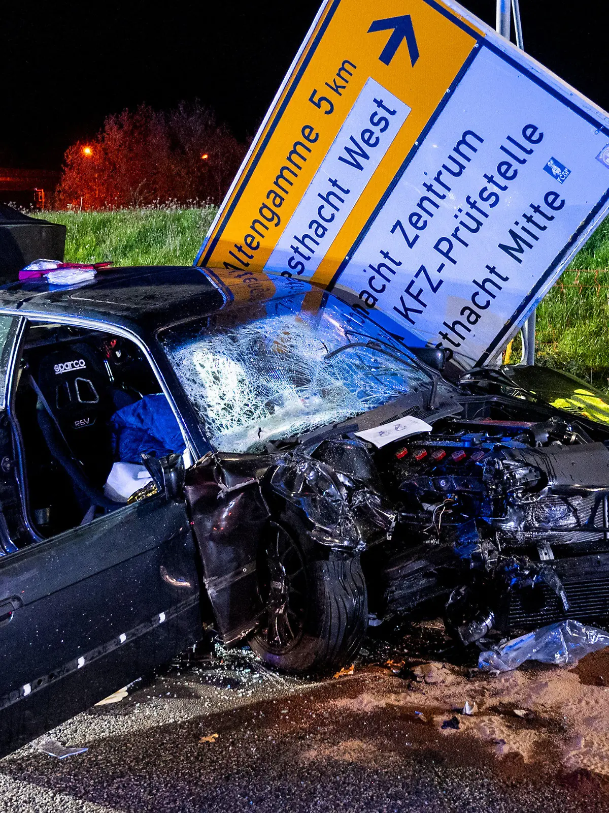 15.11.2022, Schleswig-Holstein, Geesthacht: Ein Autowrack steht nach einem Verkehrsunfall auf der Straße. Bei dem Zusammenstoß zwischen zwei Fahrzeugen ist ein Mensch ums Leben gekommen, drei weitere wurden verletzt. Foto: Daniel Bockwoldt/dpa +++ dpa-Bildfunk +++