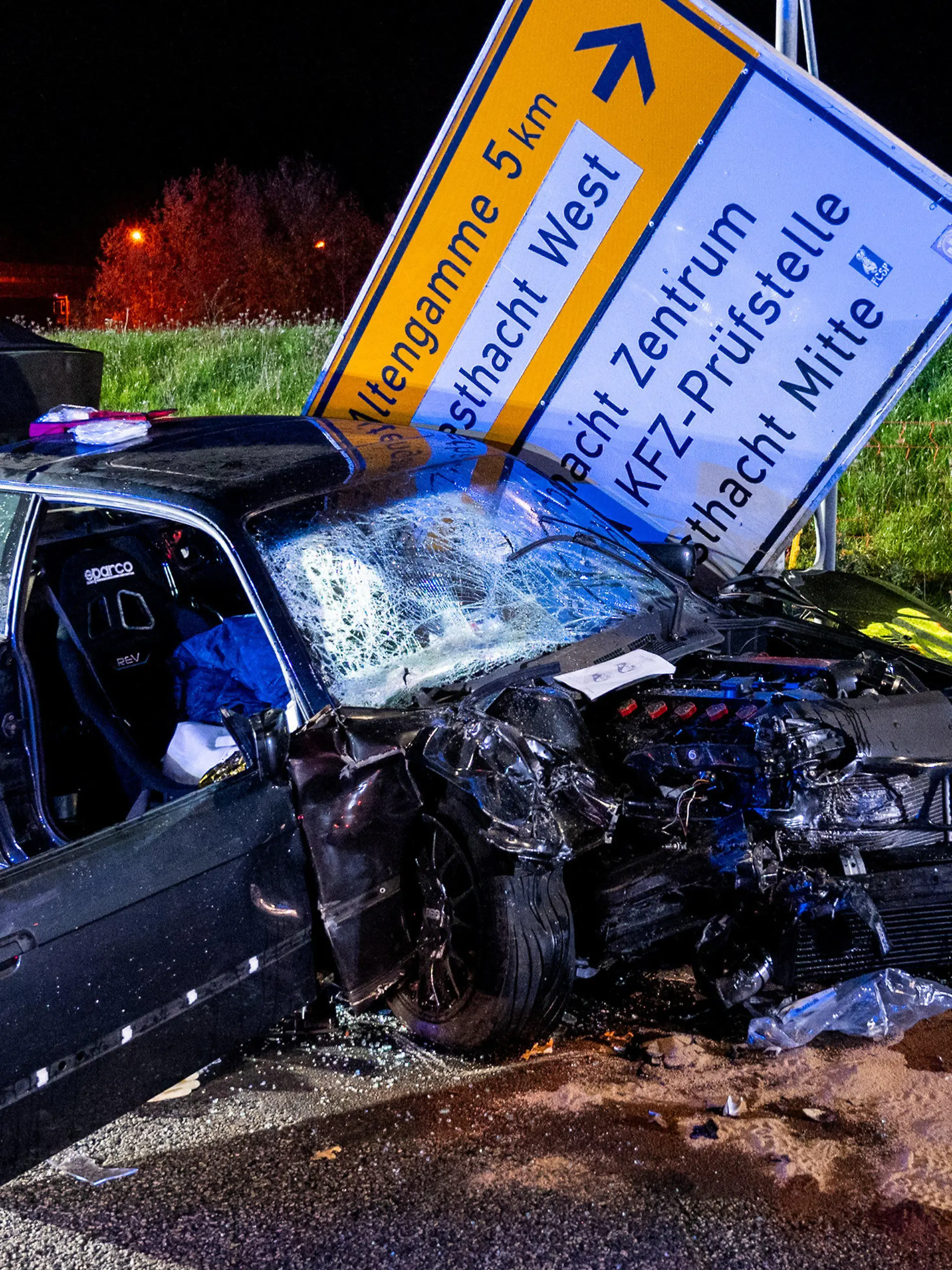 15.11.2022, Schleswig-Holstein, Geesthacht: Ein Autowrack steht nach einem Verkehrsunfall auf der Straße. Bei dem Zusammenstoß zwischen zwei Fahrzeugen ist ein Mensch ums Leben gekommen, drei weitere wurden verletzt. Foto: Daniel Bockwoldt/dpa +++ dpa-Bildfunk +++