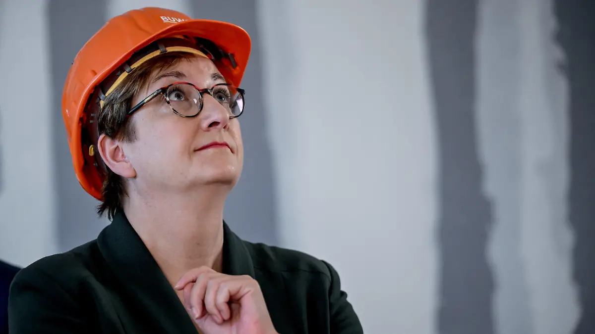 19.09.2023, Berlin: Klara Geywitz (SPD), Bundesministerin für Wohnen, Stadtentwicklung und Bauwesen, bei einer Baustellenbesichtigung des Vonovia-Vorhabens Holzbauquartier in Berlin Kaulsdorf. Foto: Britta Pedersen/dpa +++ dpa-Bildfunk +++