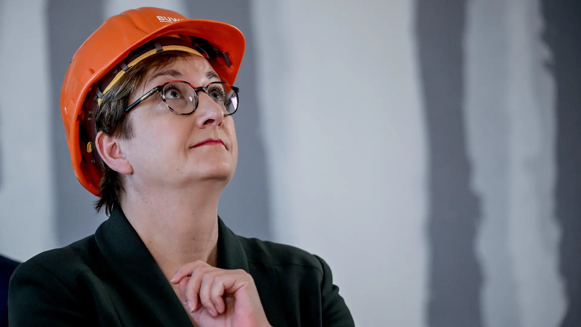 19.09.2023, Berlin: Klara Geywitz (SPD), Bundesministerin für Wohnen, Stadtentwicklung und Bauwesen, bei einer Baustellenbesichtigung des Vonovia-Vorhabens Holzbauquartier in Berlin Kaulsdorf. Foto: Britta Pedersen/dpa +++ dpa-Bildfunk +++