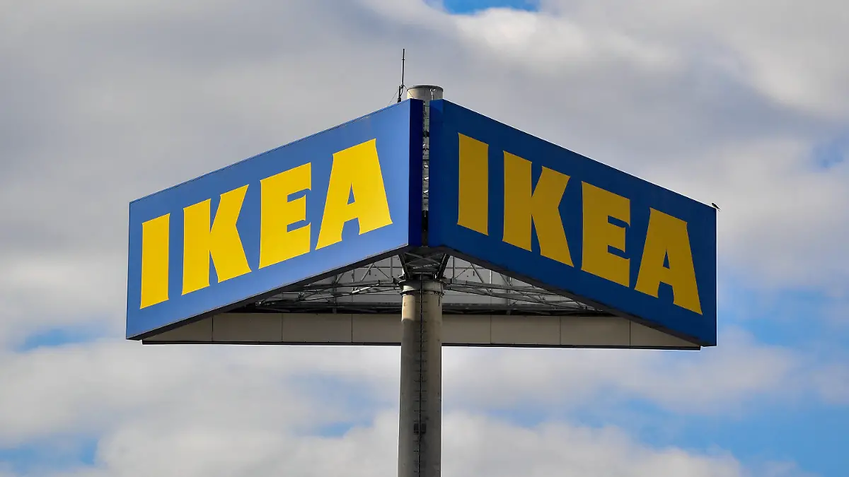 ARCHIV - 02.04.2020, Brandenburg, Waltersdorf: Das Logo vom Einrichtungskonzern IKEA im Ortsteil der Gemeinde Schönefeld im Landkreis Dahme-Spreewald. Der Möbelriese Ikea berichtet an diesem Mittwoch über seinen wichtigen Einzelmarkt Deutschland. (zu dpa «Möbelhändler Ikea berichtet über wichtigen deutschen Markt») Foto: Patrick Pleul/dpa-Zentralbild/dpa +++ dpa-Bildfunk +++