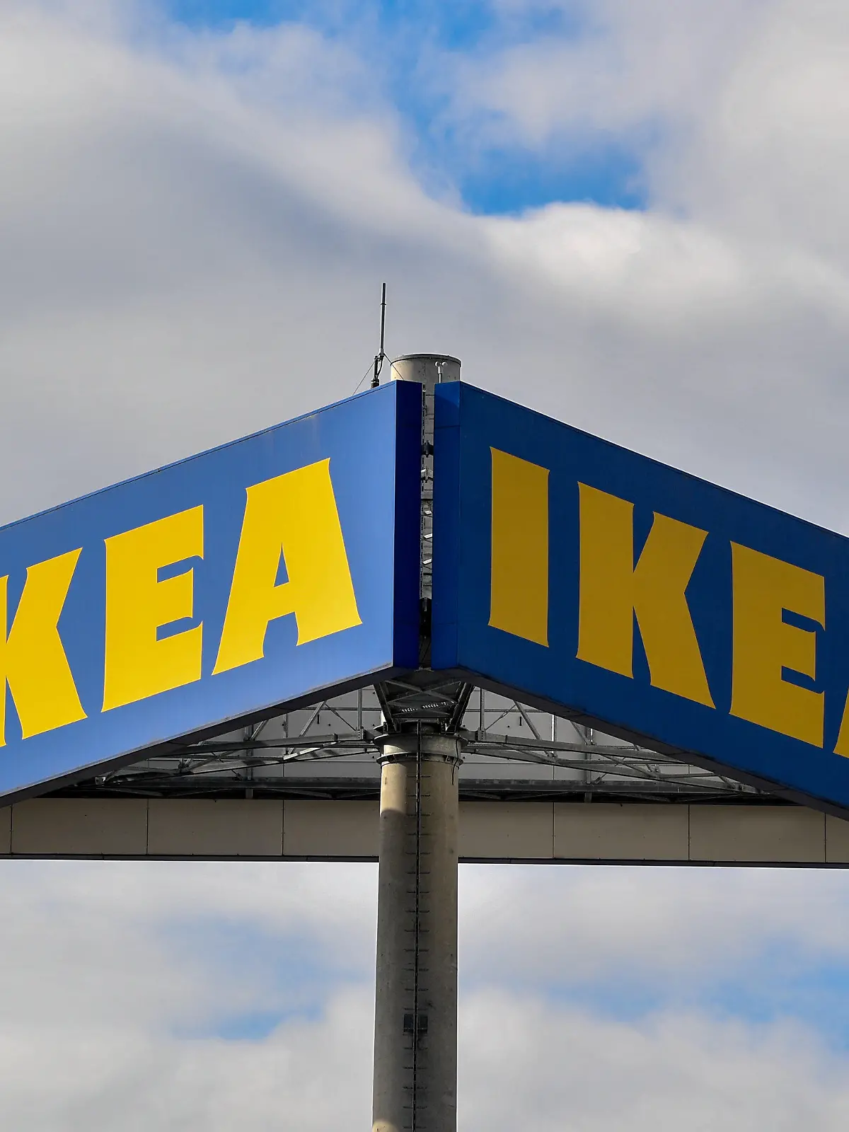 ARCHIV - 02.04.2020, Brandenburg, Waltersdorf: Das Logo vom Einrichtungskonzern IKEA im Ortsteil der Gemeinde Schönefeld im Landkreis Dahme-Spreewald. Der Möbelriese Ikea berichtet an diesem Mittwoch über seinen wichtigen Einzelmarkt Deutschland. (zu dpa «Möbelhändler Ikea berichtet über wichtigen deutschen Markt») Foto: Patrick Pleul/dpa-Zentralbild/dpa +++ dpa-Bildfunk +++