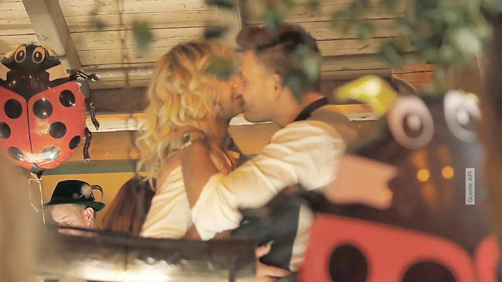 Bill Kaulitz knutscht auf der Wiesn