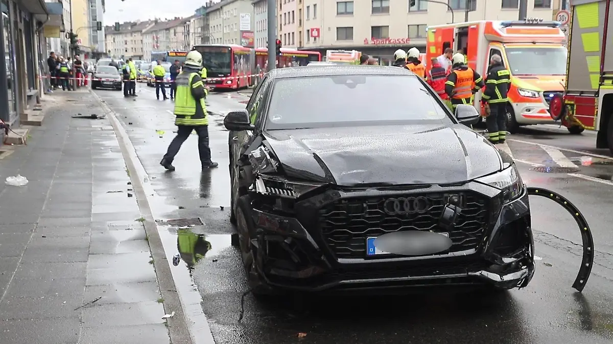 Der völlig demolierte Unfallwagen: Ein 23-Jähriger krachte mit seinem Audi in eine Gruppe von vier jungen Mädchen und in ein Mehrfamilienhaus.