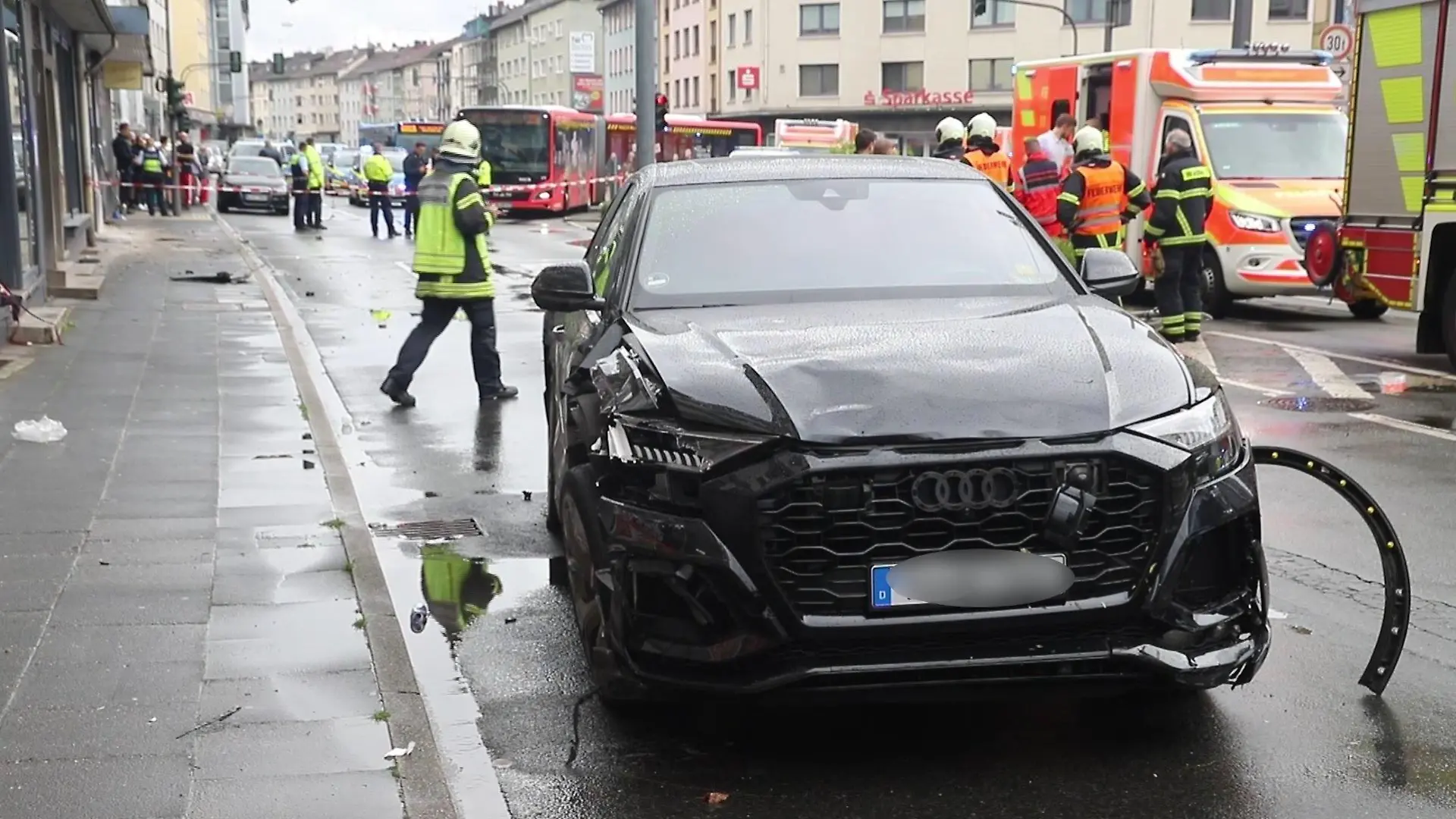 Der völlig demolierte Unfallwagen: Ein 23-Jähriger krachte mit seinem Audi in eine Gruppe von vier jungen Mädchen und in ein Mehrfamilienhaus.
