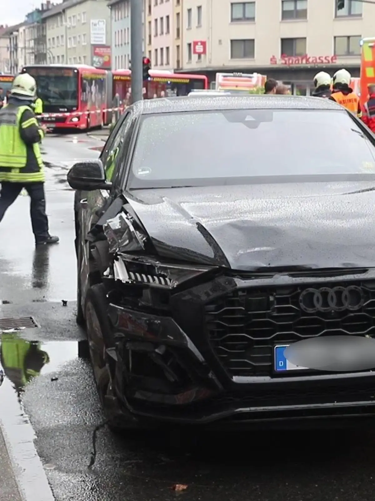 Der völlig demolierte Unfallwagen: Ein 23-Jähriger krachte mit seinem Audi in eine Gruppe von vier jungen Mädchen und in ein Mehrfamilienhaus.