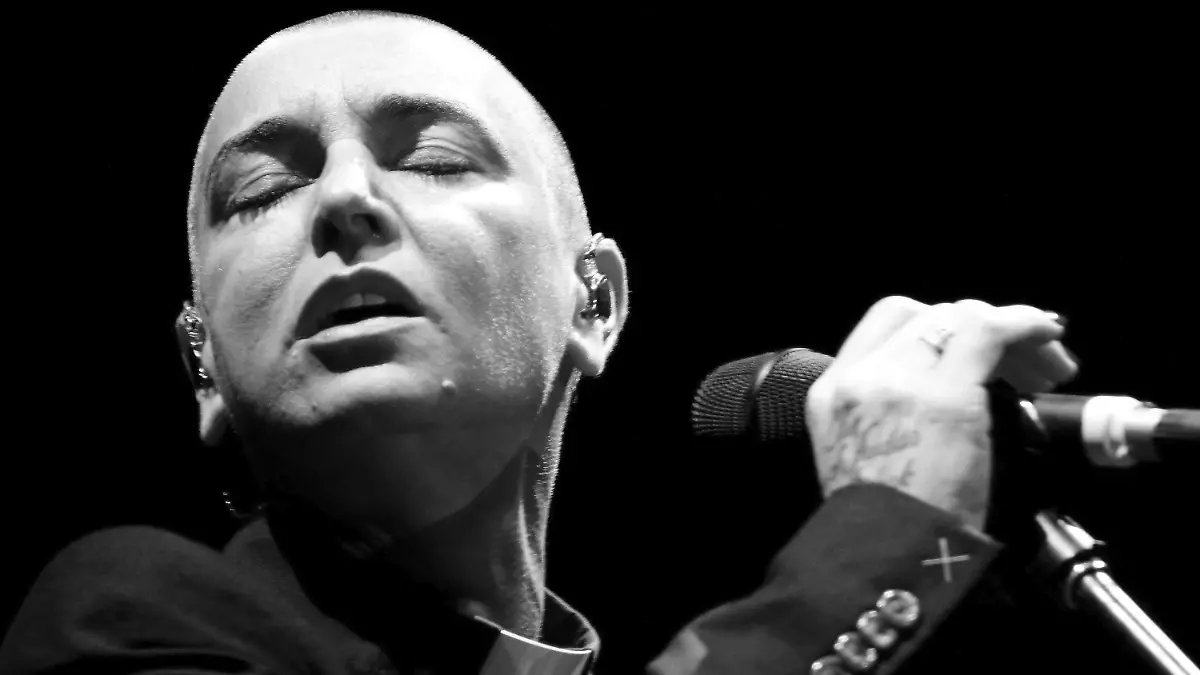 ARCHIV - 16.02.2015, Chile, Santiago De Chile: Die irische Popsängerin Sinead O'Connor bei einem Auftritt während des Wombad Festivals. (zu dpa: «Sängerin Sinéad O'Connor ist tot») Foto: Sebastian Silva/EFE/epa/dpa +++ dpa-Bildfunk +++
