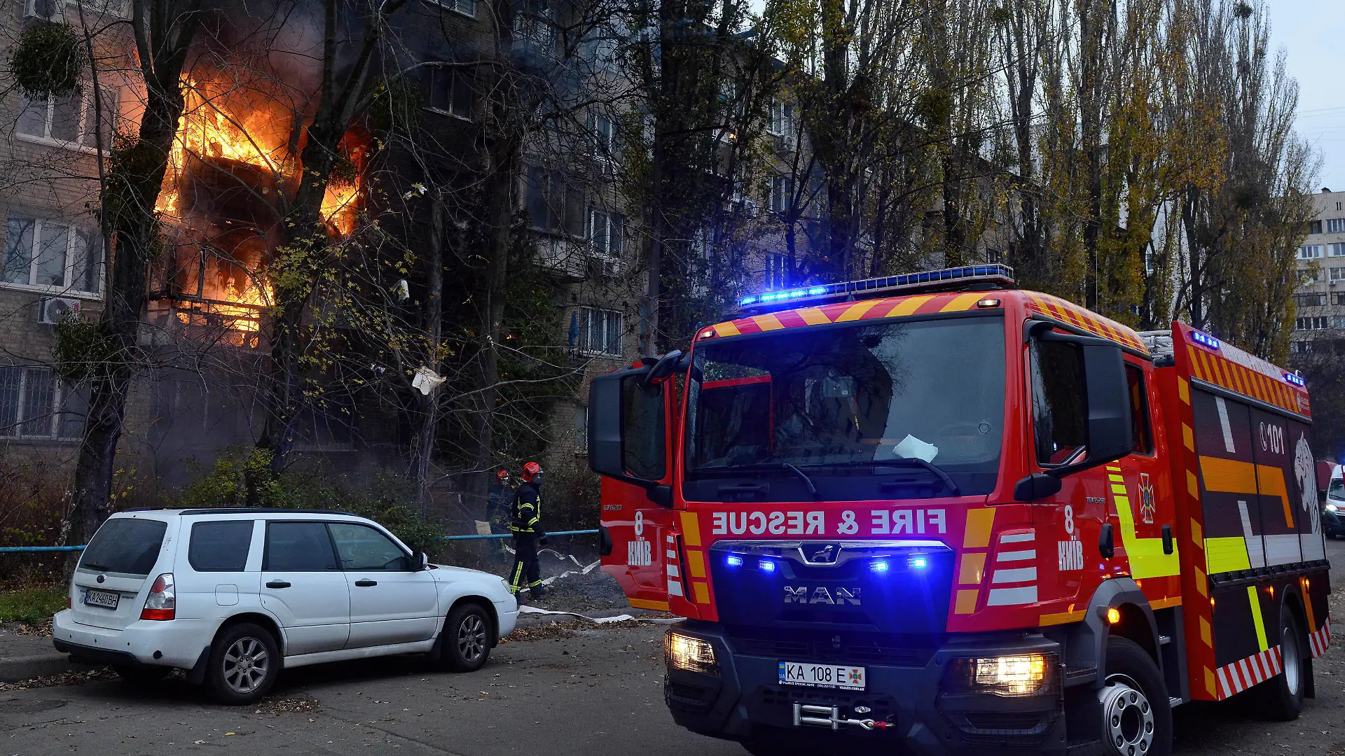 November 15, 2022, Kyiv, Ukraine: A fire rescue truck is seen at the residential building hit by a Russian missile strike, amid Russia s attack on Ukraine, in Kyiv. Kyiv Ukraine - ZUMAs197 20221115_zab_s197_009 Copyright: xAleksandrxGusevx