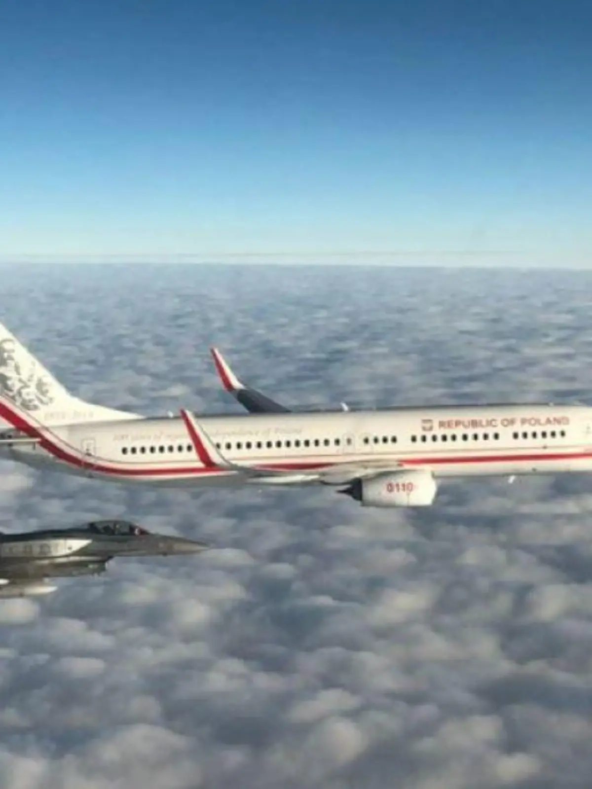 Polens Verteidigungsminister Mariusz Blaszczak postete bei Twitter ein Foto des Passagierflugzeugs neben einem Militärjet.