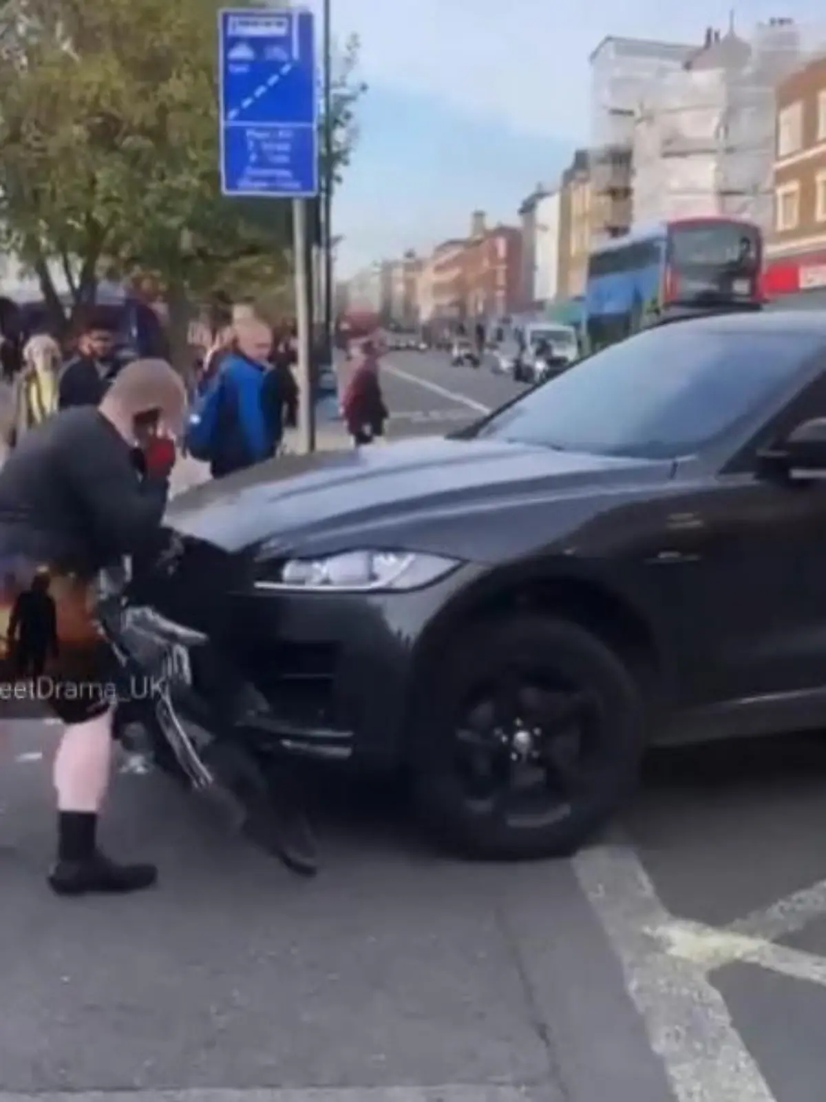 In London ist eine Auseinandersetzung zwischen einem Fahrrad- und einem Autofahrer eskaliert. Als der Radfahrer auf der Straße nicht Platz machen will, gibt das Auto Gas – und walzt über das Fahrrad hinweg.