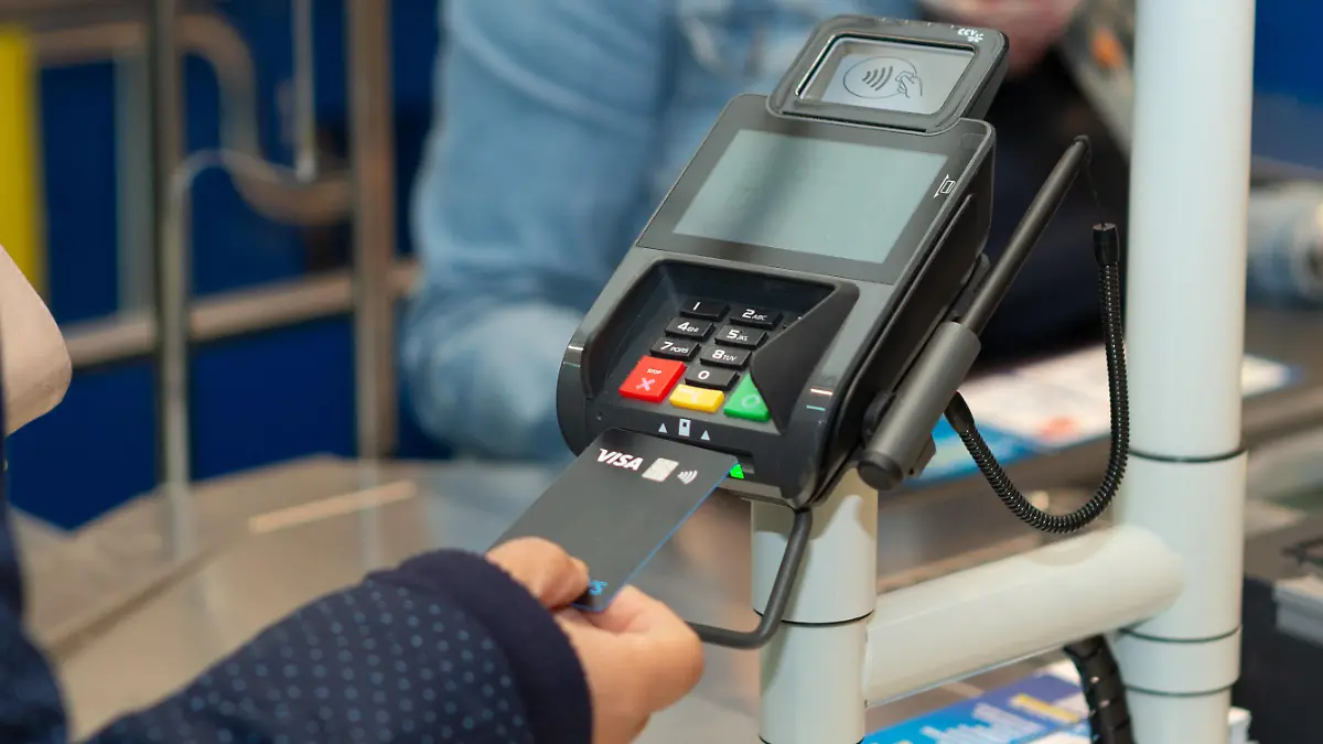 Osnabrück, Deutschland 30. Mai 2022: Ein Kundin zahlt mit einer Barclays Visa Kreditkarte ihren Einkauf an einem Terminal für den bargeldlosen Zahlungsverkehr. Zur Zeit steigen die Preise in Deutschland wegen der hohen Inflation stark an.
