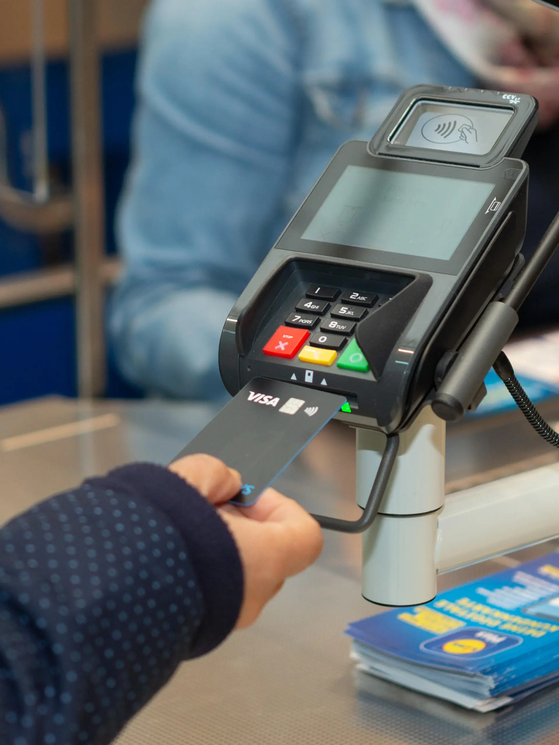 Osnabrück, Deutschland 30. Mai 2022: Ein Kundin zahlt mit einer Barclays Visa Kreditkarte ihren Einkauf an einem Terminal für den bargeldlosen Zahlungsverkehr. Zur Zeit steigen die Preise in Deutschland wegen der hohen Inflation stark an.