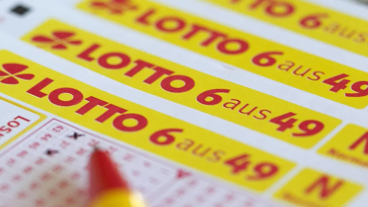 Winden Themenbild - Toto Lotto Lottoschein, Tippschein mit Kugelschreiber Eurojackpot, Euro Jackpot Symbolbild, Themenbild, Featurebild Copyright: Fleigx/xEibner-Pressefoto EP_dfg