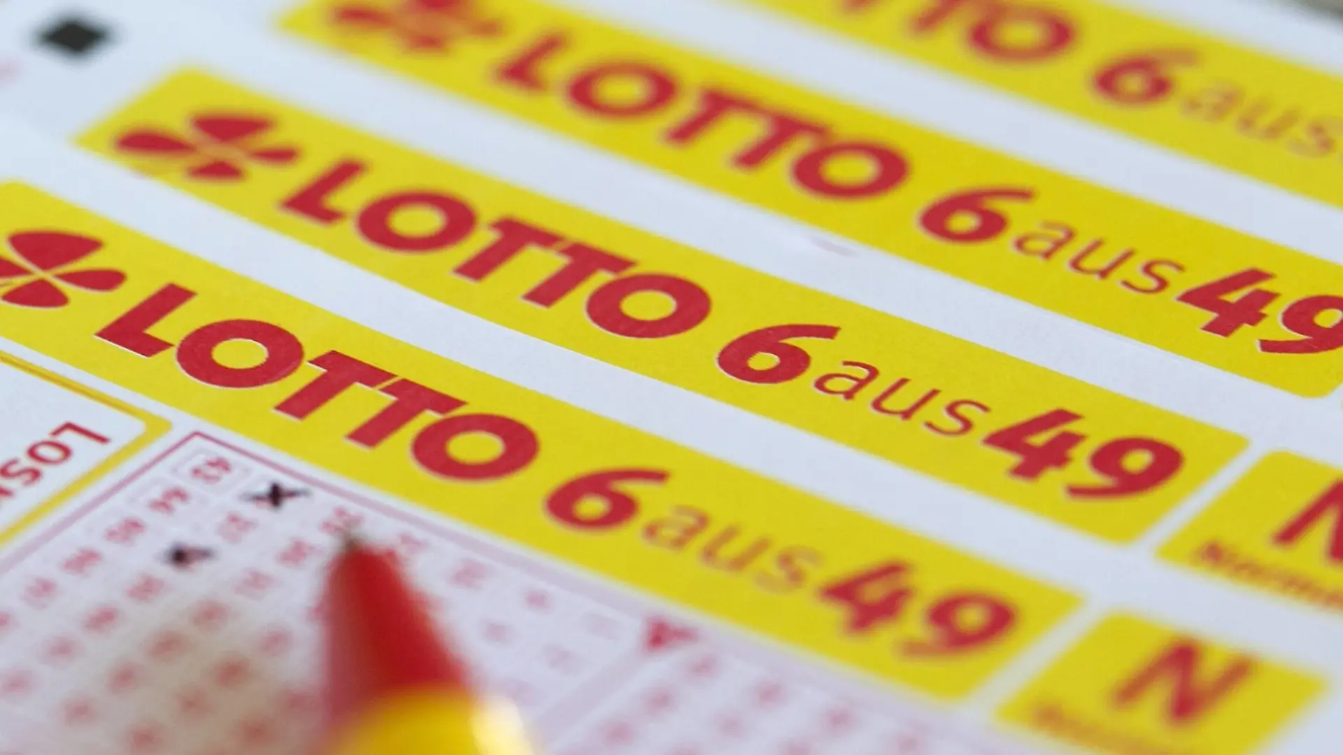  Winden Themenbild - Toto Lotto Lottoschein, Tippschein mit Kugelschreiber Eurojackpot, Euro Jackpot Symbolbild, Themenbild, Featurebild Copyright: Fleigx/xEibner-Pressefoto EP_dfg