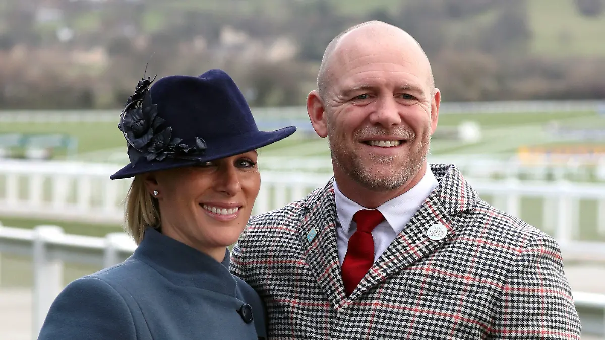 ARCHIV - 09.12.2020, Großbritannien, London: Zara Tindall, Enkelin der britischen Königin, und ihr Ehemann Mike Tindall, besuchen das Cheltenham-Festival auf der Cheltenham-Rennbahn. Mike Tindall hat bekannt gegeben, dass seine Frau Zara mit ihrem dritten Kind schwanger ist. Foto: Andrew Matthews/PA Wire/dpa +++ dpa-Bildfunk +++