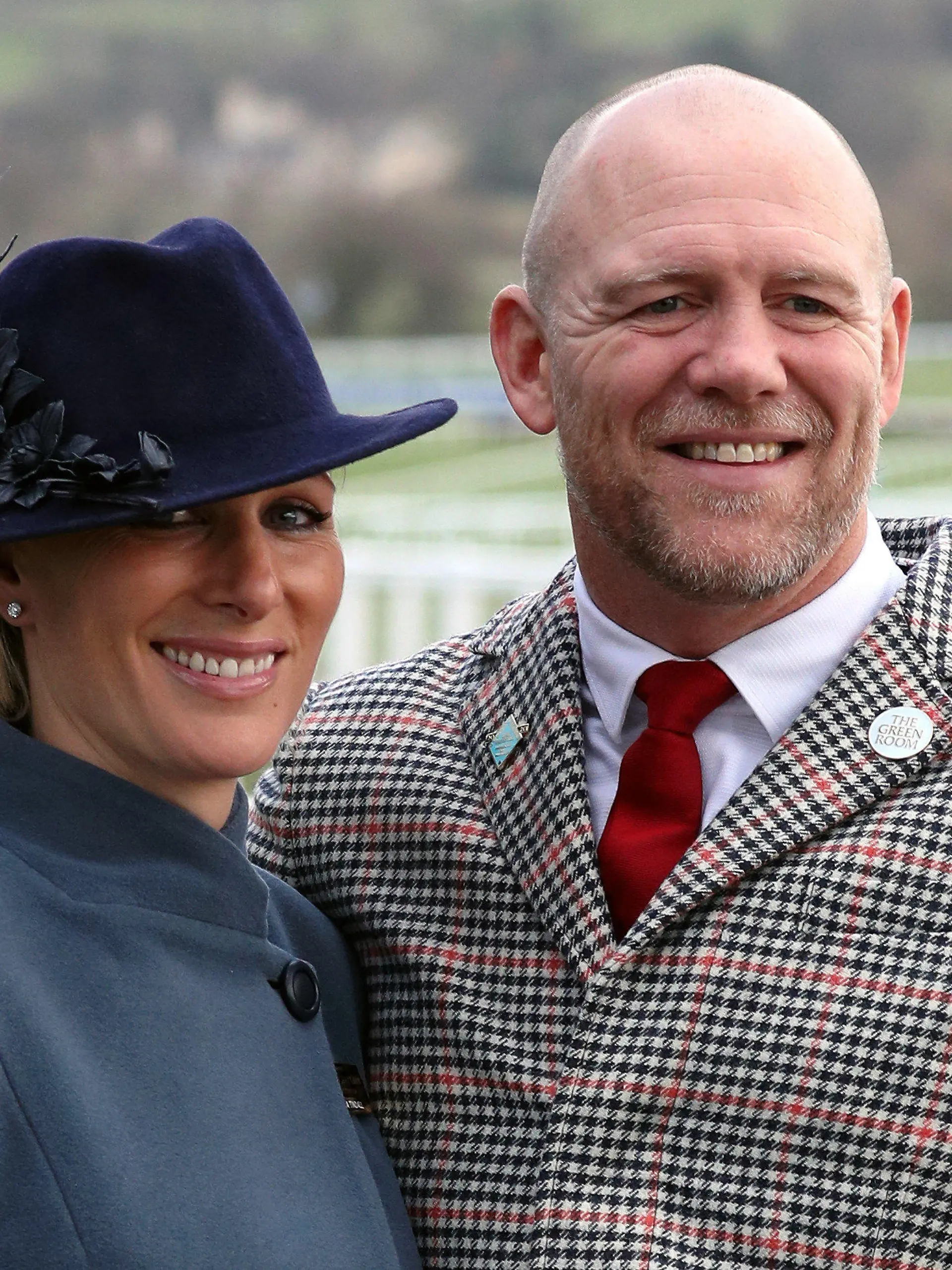 ARCHIV - 09.12.2020, Großbritannien, London: Zara Tindall, Enkelin der britischen Königin, und ihr Ehemann Mike Tindall, besuchen das Cheltenham-Festival auf der Cheltenham-Rennbahn. Mike Tindall hat bekannt gegeben, dass seine Frau Zara mit ihrem dritten Kind schwanger ist. Foto: Andrew Matthews/PA Wire/dpa +++ dpa-Bildfunk +++