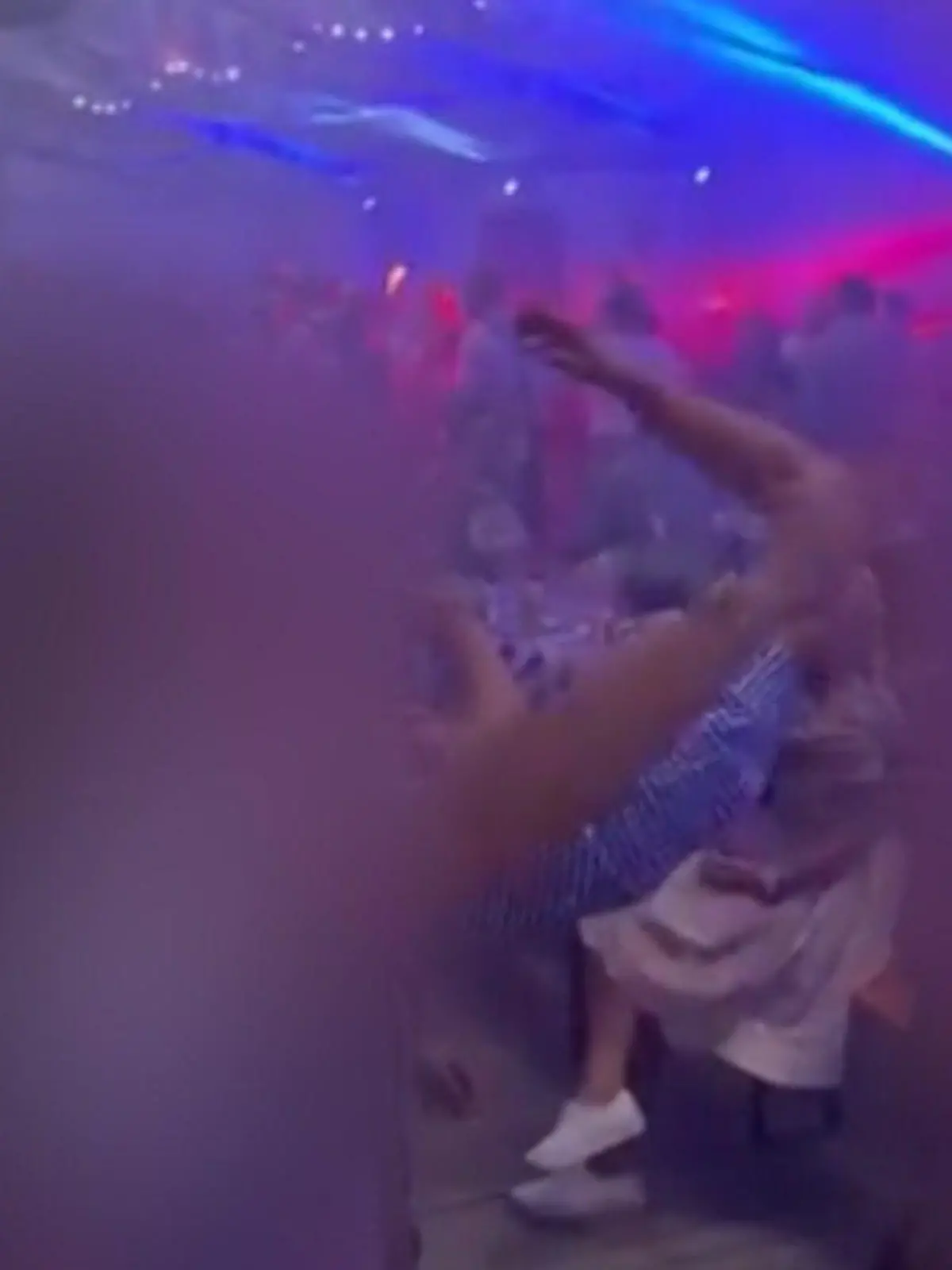 Wird hier offen der Hitlergruß gezeigt? Bei einem Oktoberfest in der Nähe von Bautzen scheinen einen Frau und drei Männer immer wieder den rechten Arm in die Luft zu reißen. Im Hintergrund läuft ein Wehrmachtslied eines Mitglieds der früheren NSDAP. 
Wird hier getanzt oder ist das ein Nazi-Eklat? Der Staatsschutz ermittelt.