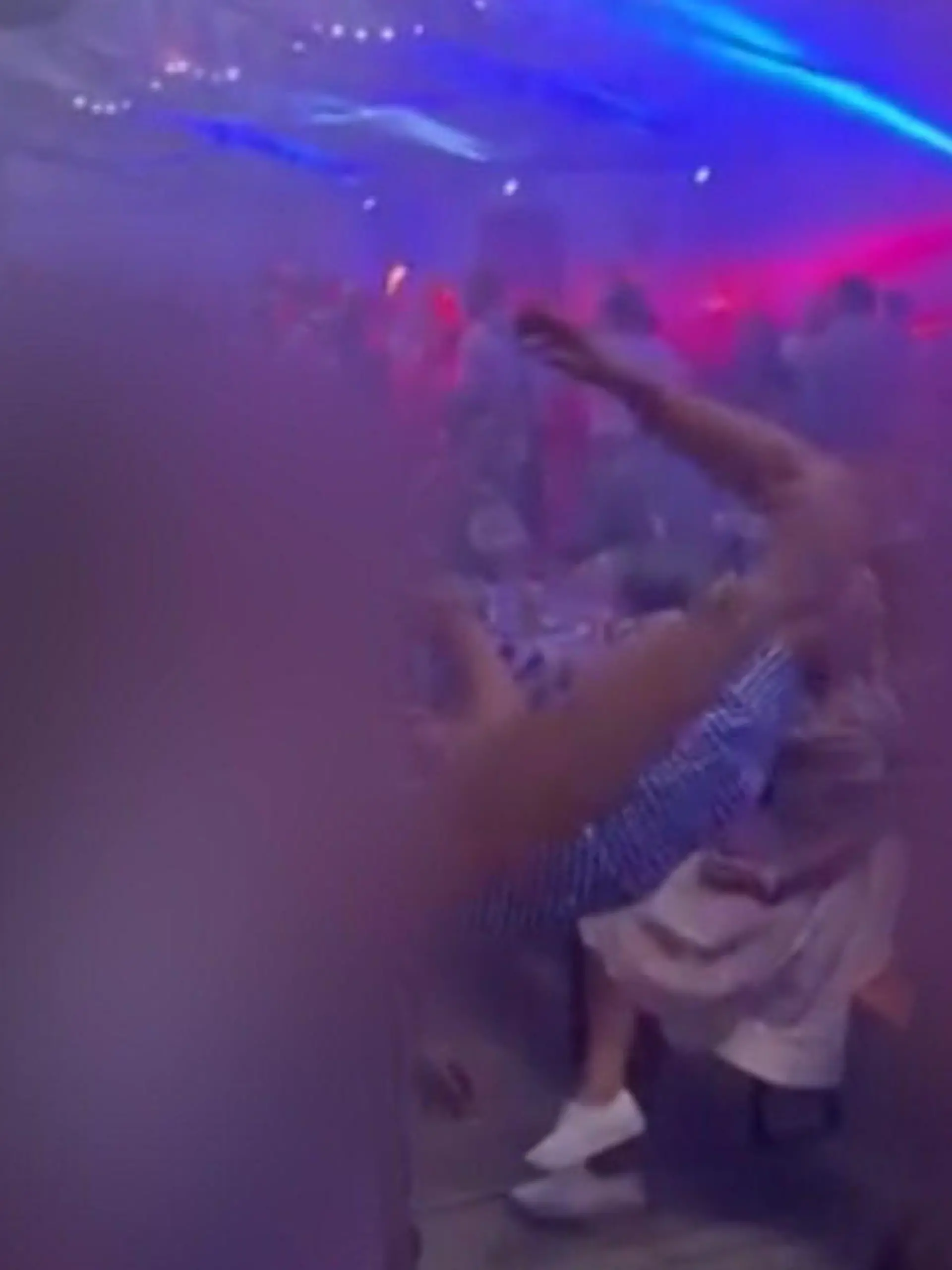 Wird hier offen der Hitlergruß gezeigt? Bei einem Oktoberfest in der Nähe von Bautzen scheinen einen Frau und drei Männer immer wieder den rechten Arm in die Luft zu reißen. Im Hintergrund läuft ein Wehrmachtslied eines Mitglieds der früheren NSDAP. 
Wird hier getanzt oder ist das ein Nazi-Eklat? Der Staatsschutz ermittelt.
