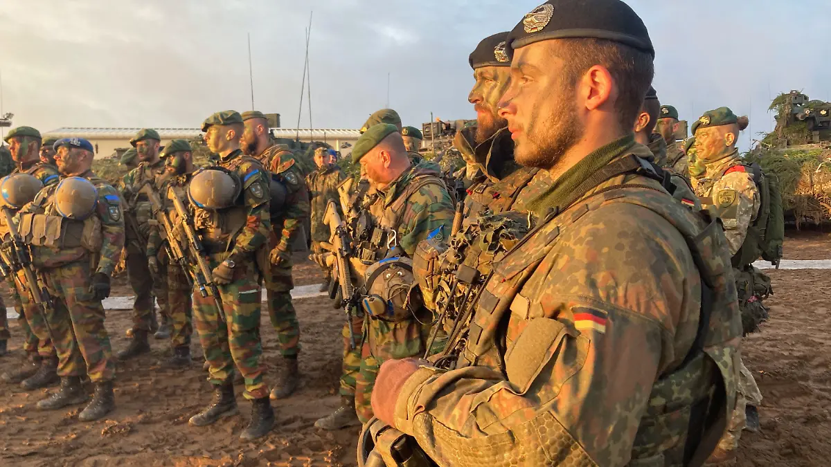 26.10.2022, Litauen, Pabrade: Soldaten des von der Bundeswehr geführten Nato-Gefechtsverbands in Litauen, während einer Militärübung «Iron Wolf II» auf dem Truppenübungsplatz Pabrade. Foto: Alexander Welscher/dpa +++ dpa-Bildfunk +++