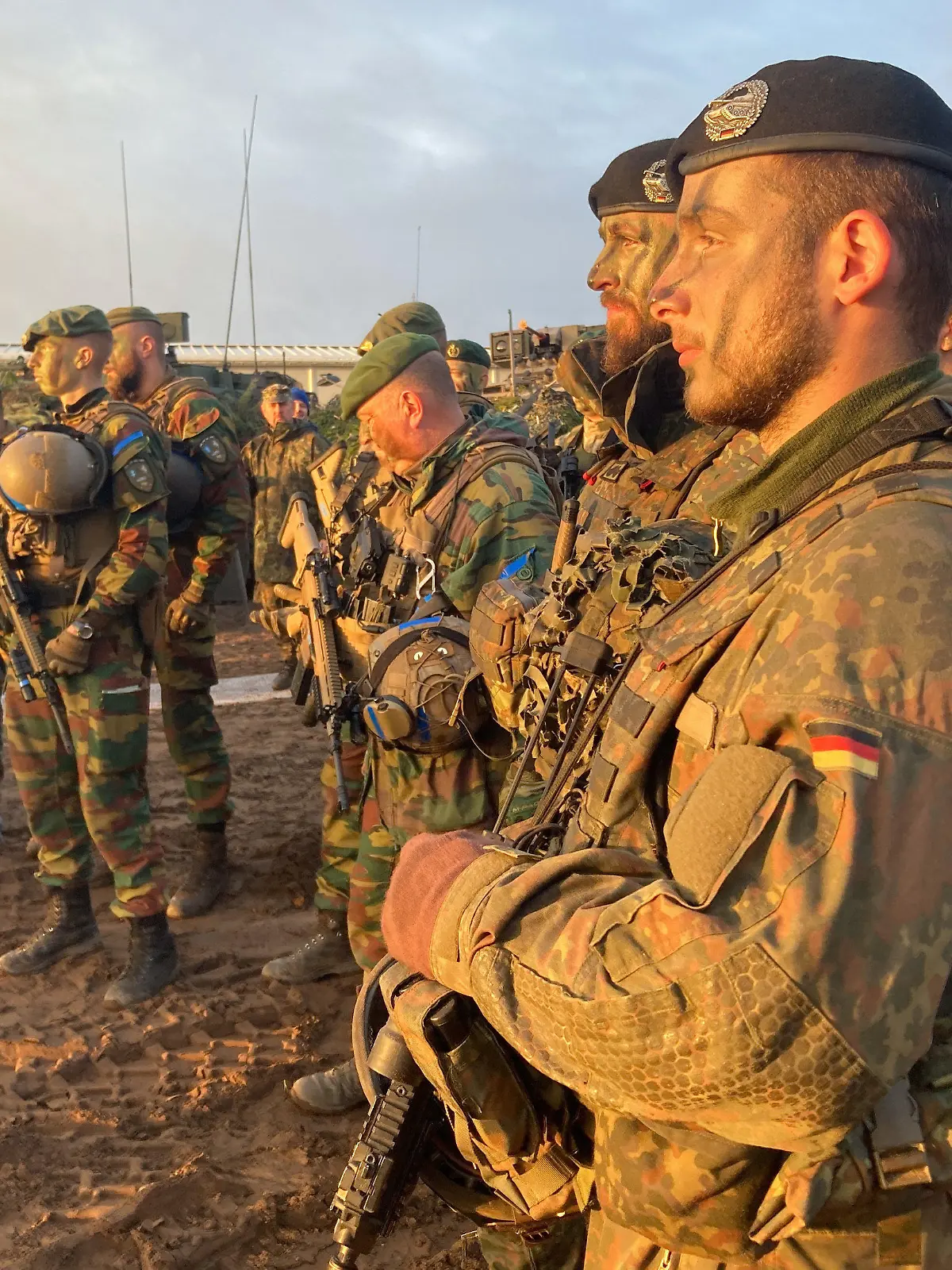 26.10.2022, Litauen, Pabrade: Soldaten des von der Bundeswehr geführten Nato-Gefechtsverbands in Litauen, während einer Militärübung «Iron Wolf II» auf dem Truppenübungsplatz Pabrade. Foto: Alexander Welscher/dpa +++ dpa-Bildfunk +++