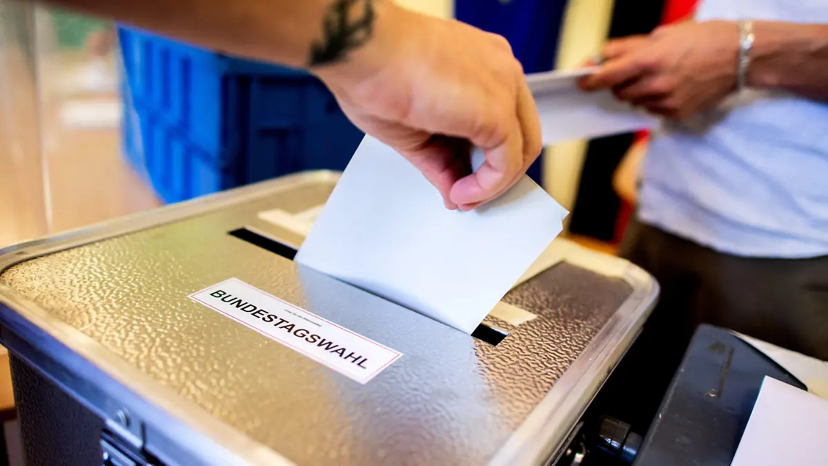 ARCHIV - 26.09.2021, Berlin: Ein Wähler wirft in einem Wahllokal, das im Klassenraum einer Grundschule im Stadtteil Prenzlauer Berg untergebracht ist, seinen Stimmzettel für die Bundestagswahl in eine Wahlurne. Wegen zahlreicher Pannen soll in Teilen von Berlin die Bundestagswahl vom vergangenen Jahr wiederholt werden.(zu dpa "Bundestag beschließt teilweise Wahlwiederholung in Berlin") Foto: Hauke-Christian Dittrich/dpa +++ dpa-Bildfunk +++